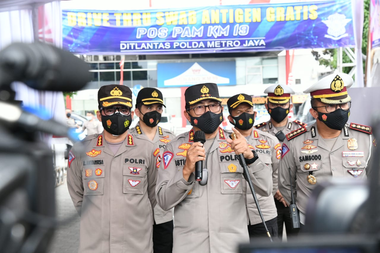 Kakorlantas Polri Irjen Istiono meninjau langsung drive thru swab antigen gratis yang digelar oleh Polda Metro Jaya, Kamis (11/2)