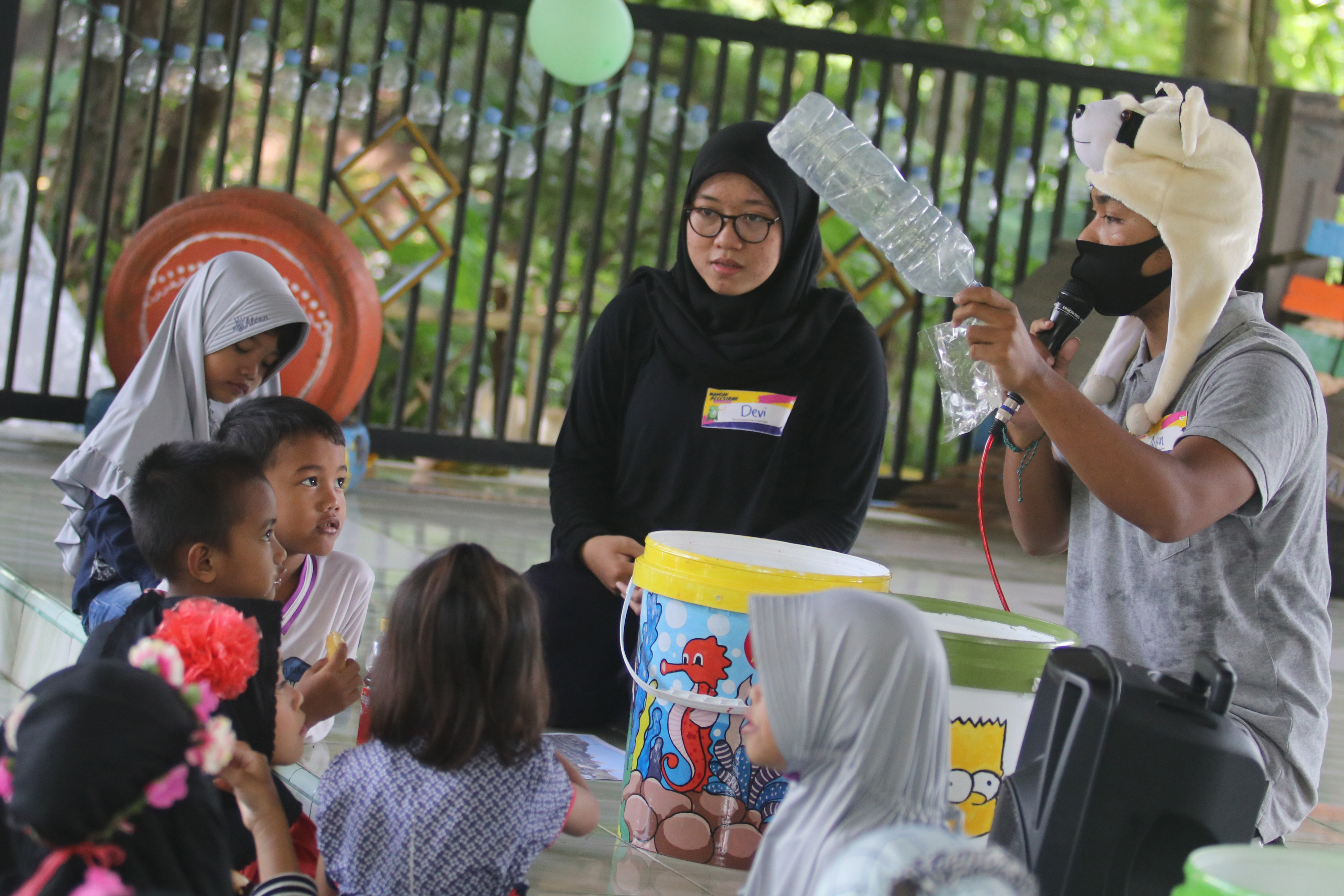 PERINGATAN HPSN: Komunitas Dongeng Kediri, Jatim menghibur anak-anak dengan alat peraga botol bekas dan tempat sampah, Minggu (21/2/2021).