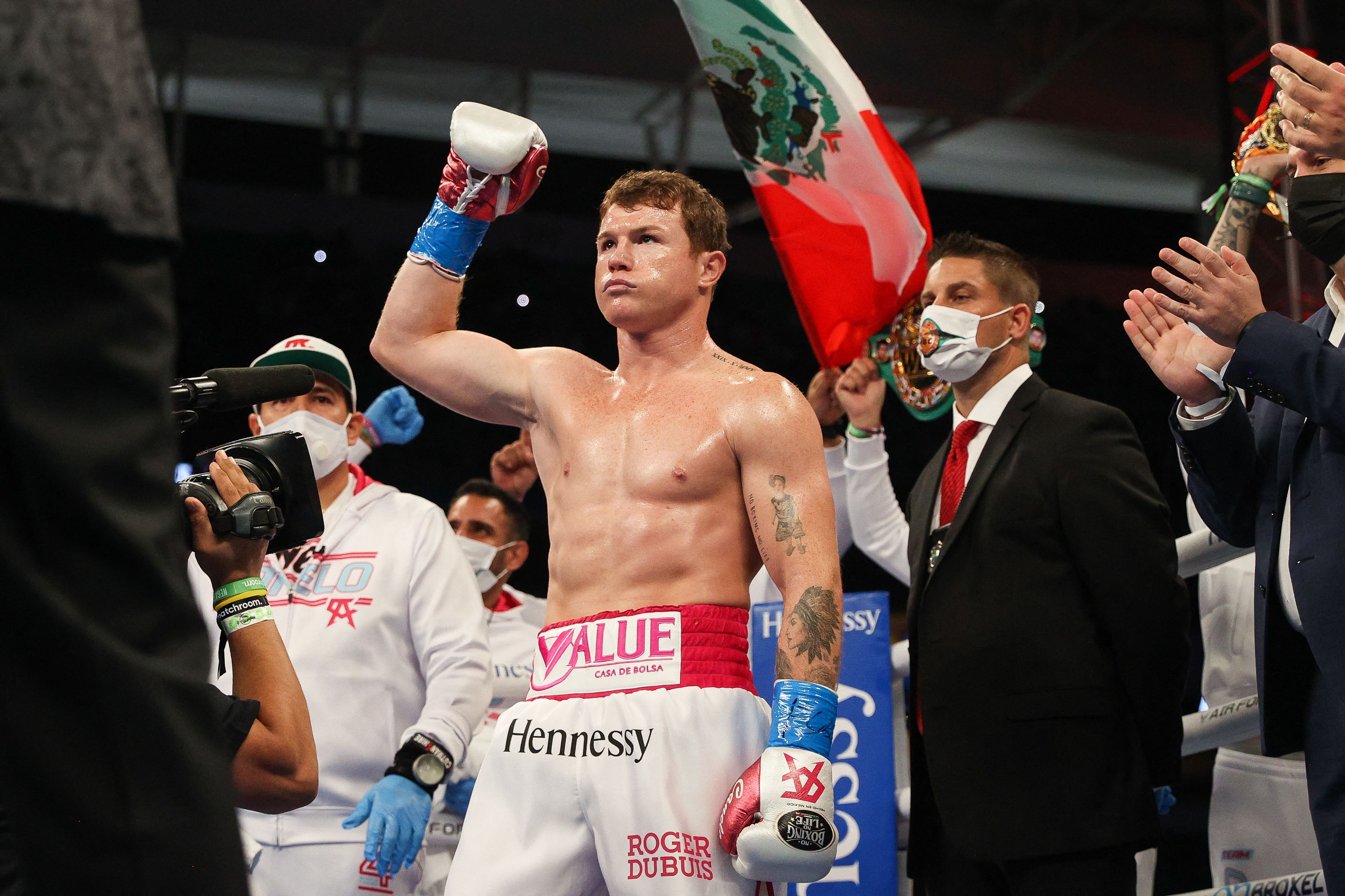 Petinju Saul Canelo Alvarez mempertahankan gelar juata tinju dunia menengah super WBA dan WBC, usai mengalahkan Avni Yildirim.