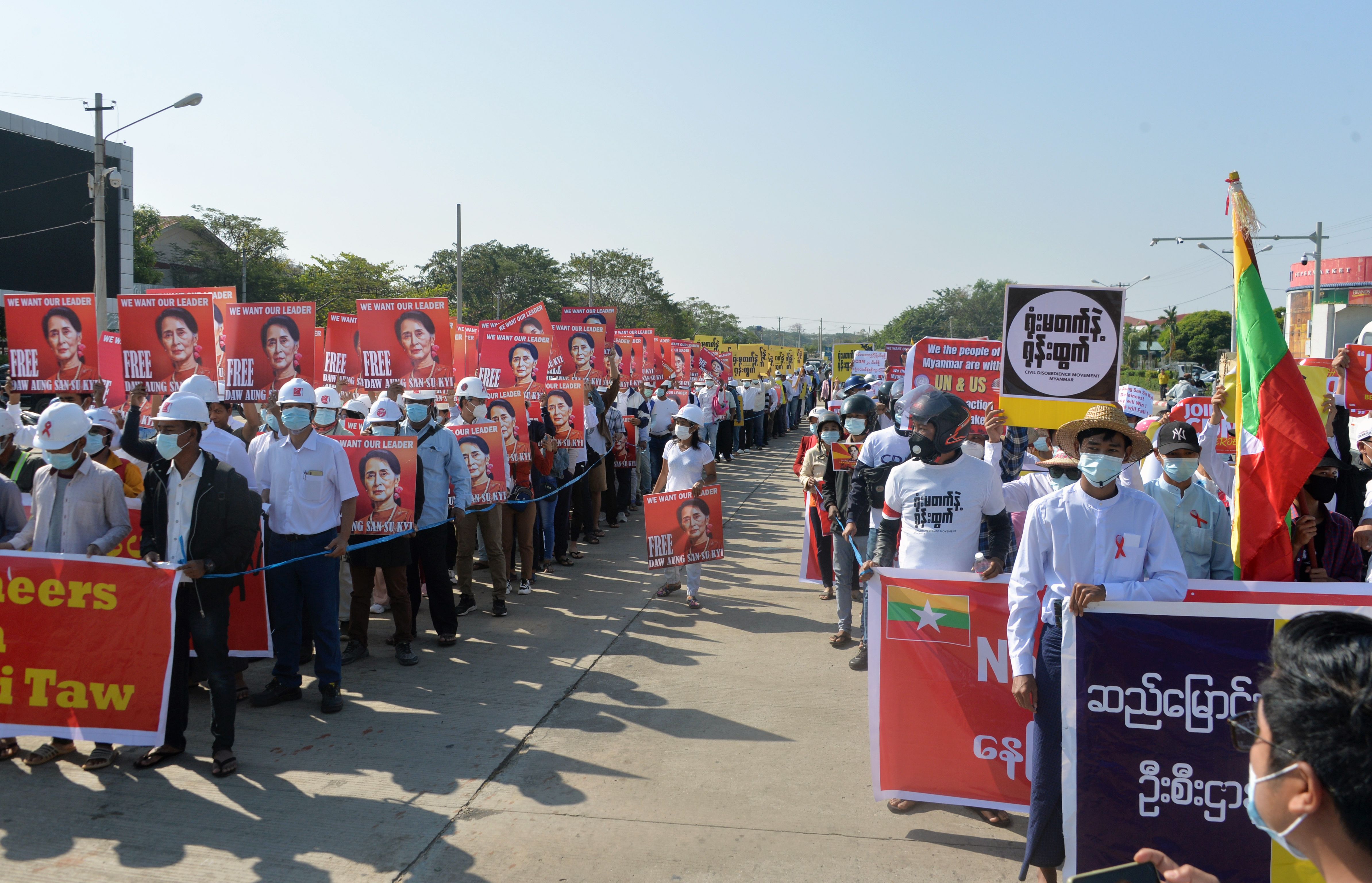 Aksi Protes Berlanjut Meski Militer Myanmar Putus Koneksi Internet