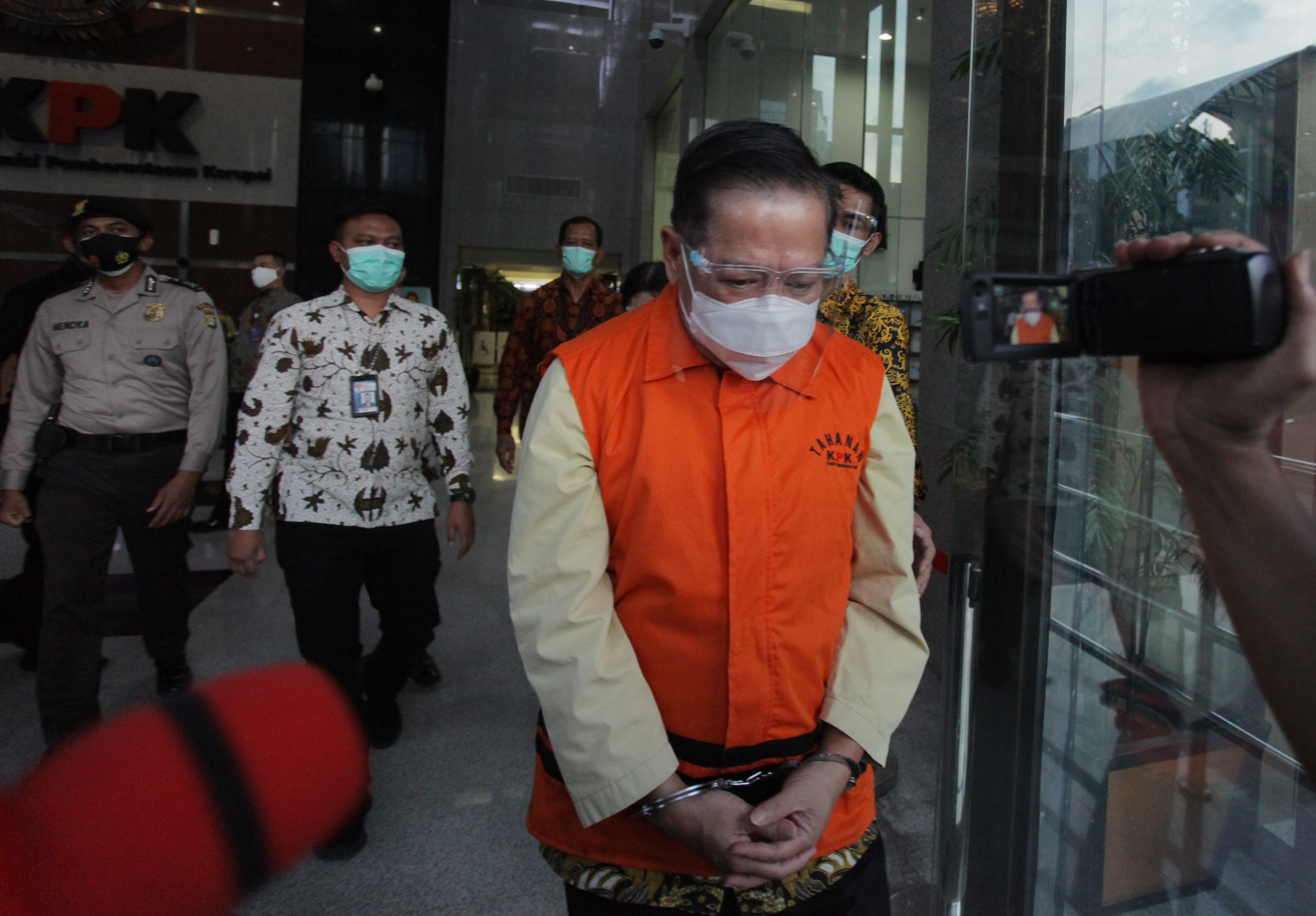 Tersangka Komisaris PT Arta Niaga Nusantara (ANN) Handoko Setiono (kanan) berjalan menuju mobil tahanan. 