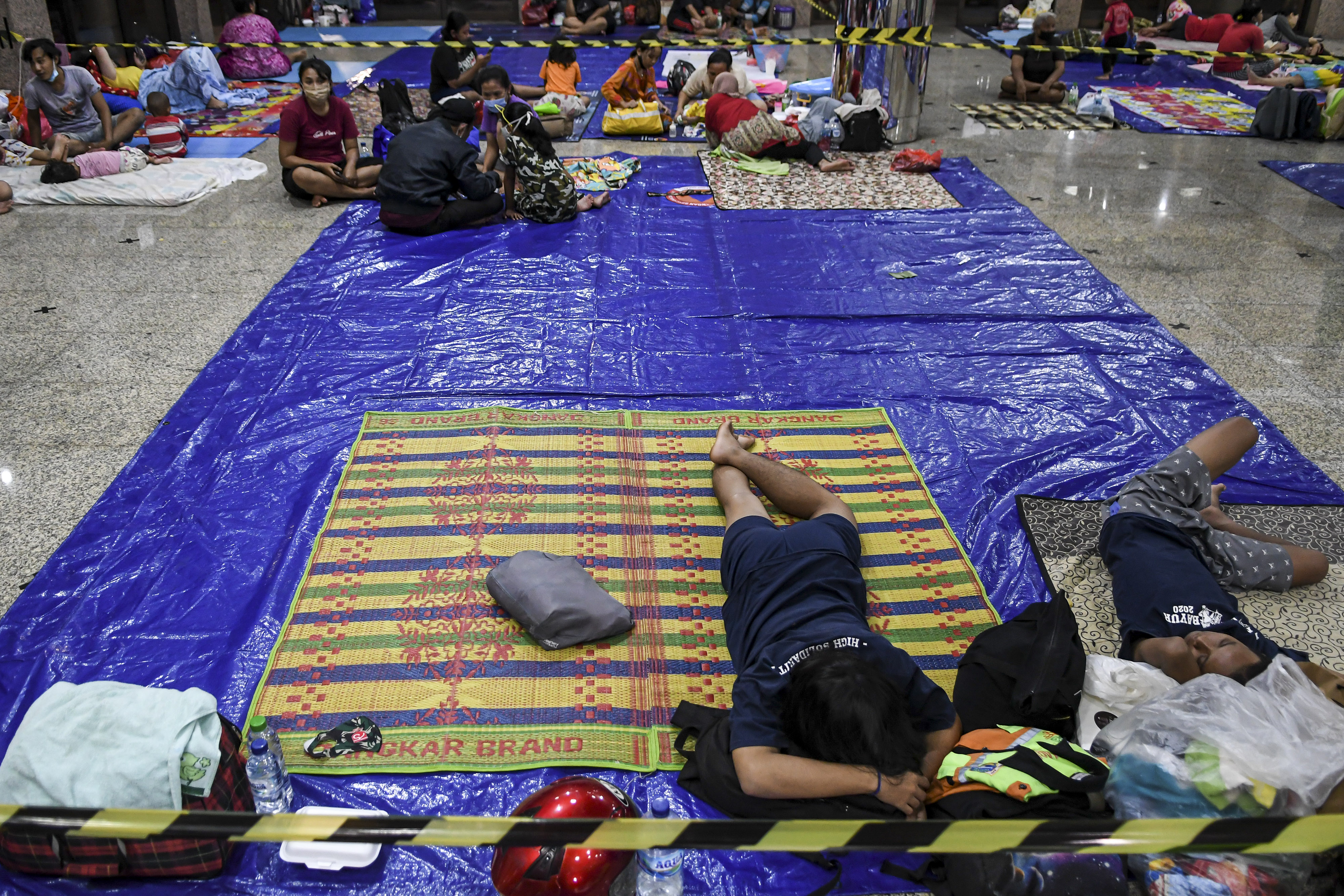 Warga korban banjir Cipinang Melayu beristirahat saat mengungsi di Masjid Universitas Borobudur, Jakarta Timur, kemarin.