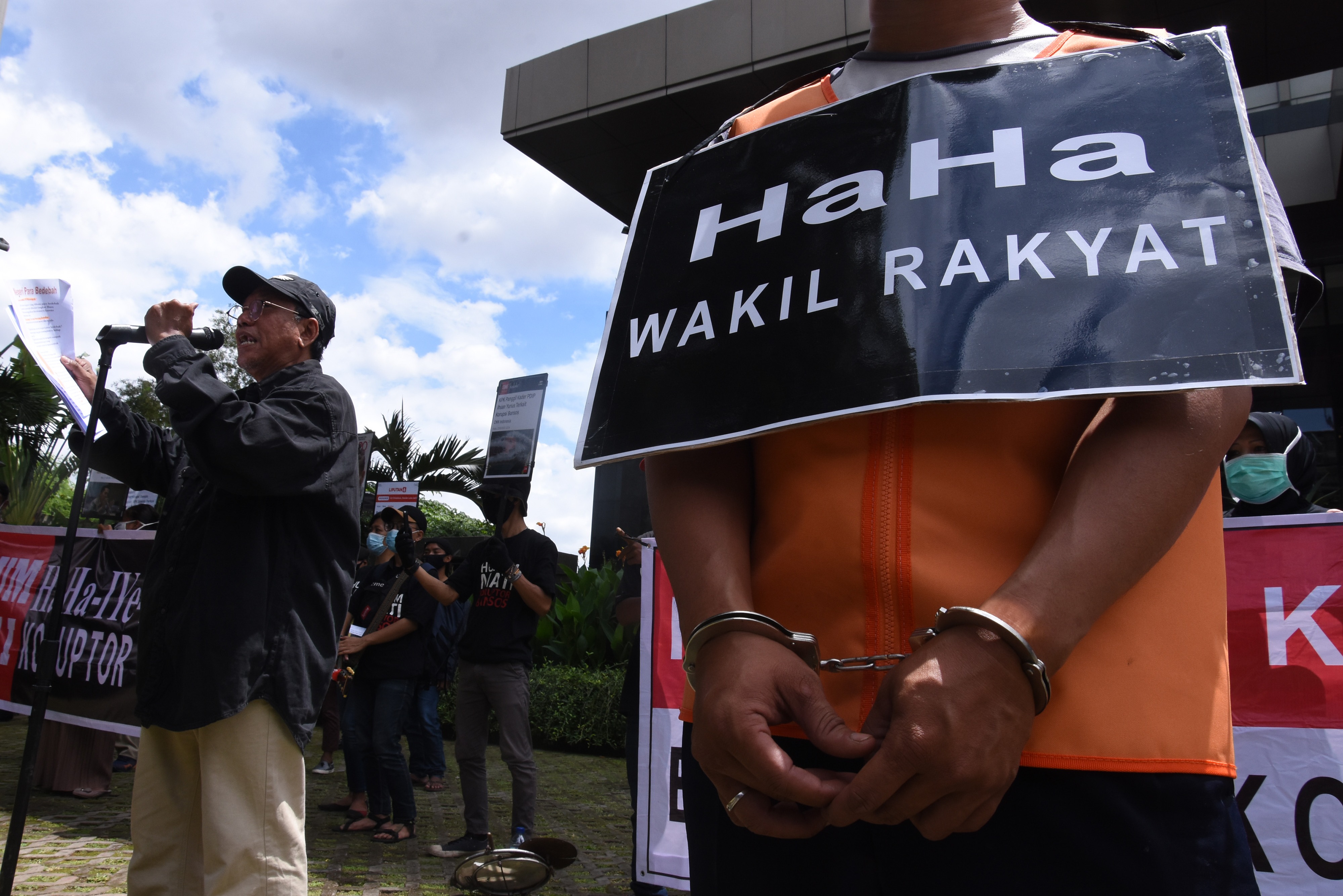 Sejumlah orang berunjuk rasa di depan Gedung KPK, Jakarta, Kamis (11/2).