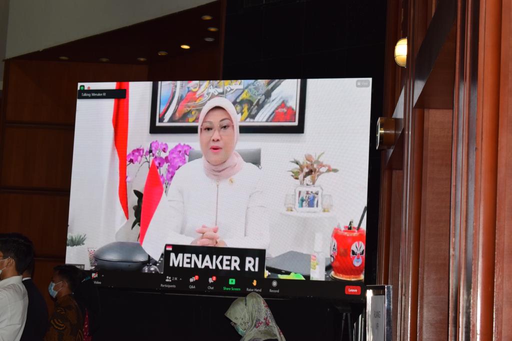  Menaker  Ida Fauziyah memberi sambutan dalam Kegiatan Apel Nasional Mahasiswa dan Kuliah Umum K3 secara virtual.
