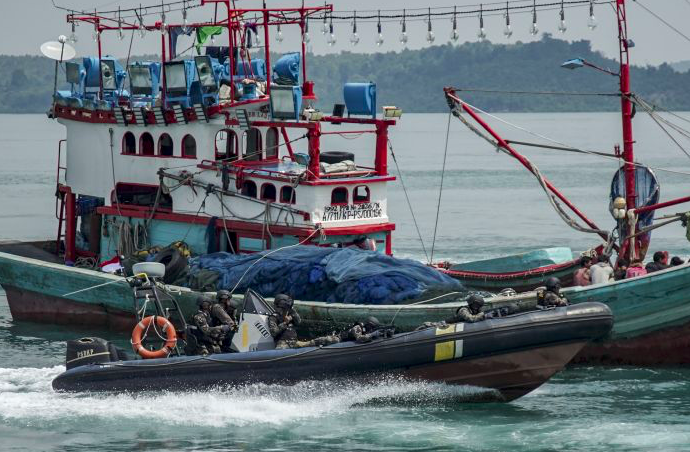 Ilustrasi penangkapan kapal ikan yang diduga melakukan ilegal fishing.