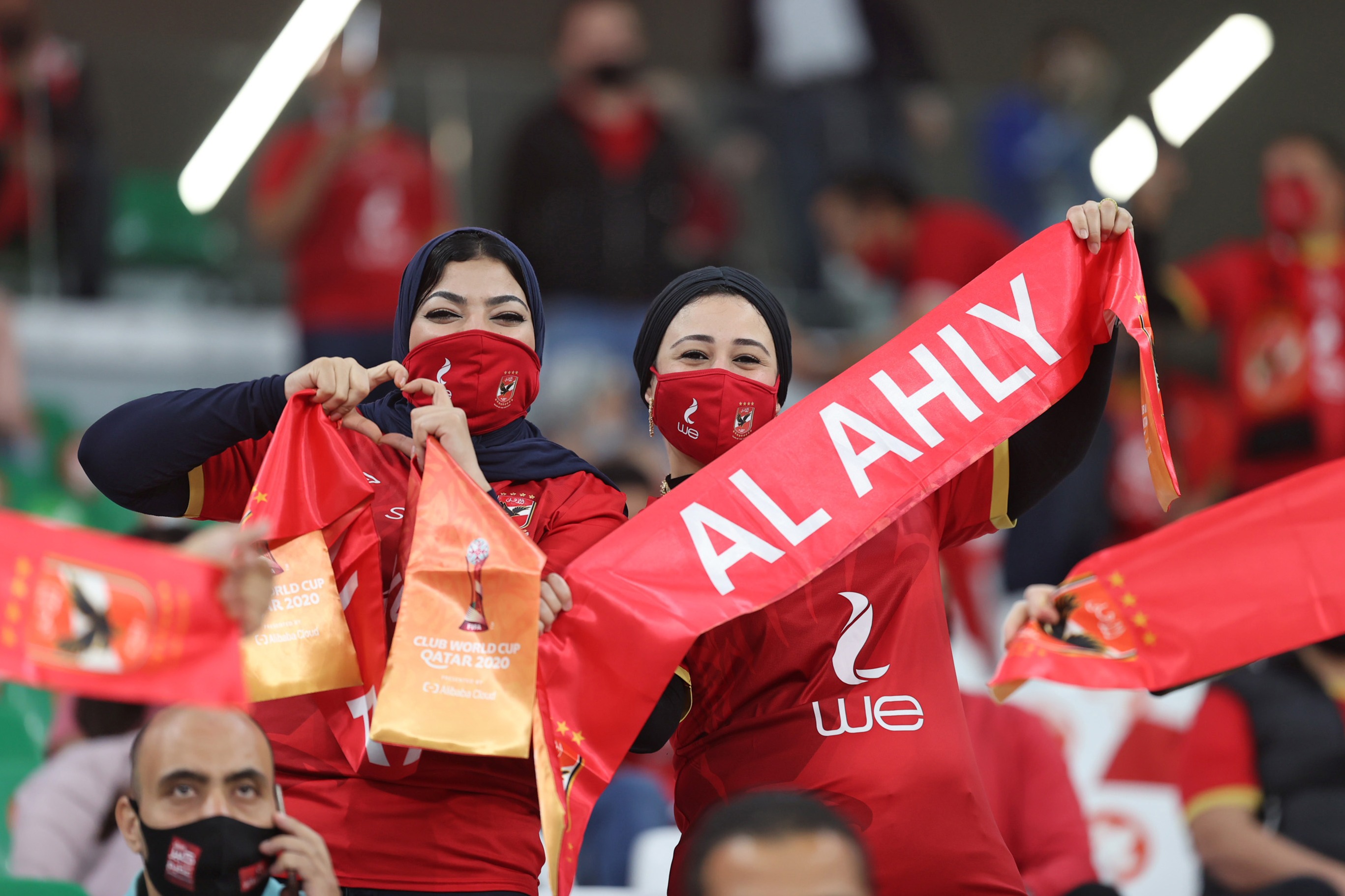 Para pendukung Ahly bersorak selama pertandingan sepak bola putaran kedua Piala Dunia Klub FIFA antara Duhail Qatar dan Al-Ahly dari Mesir.