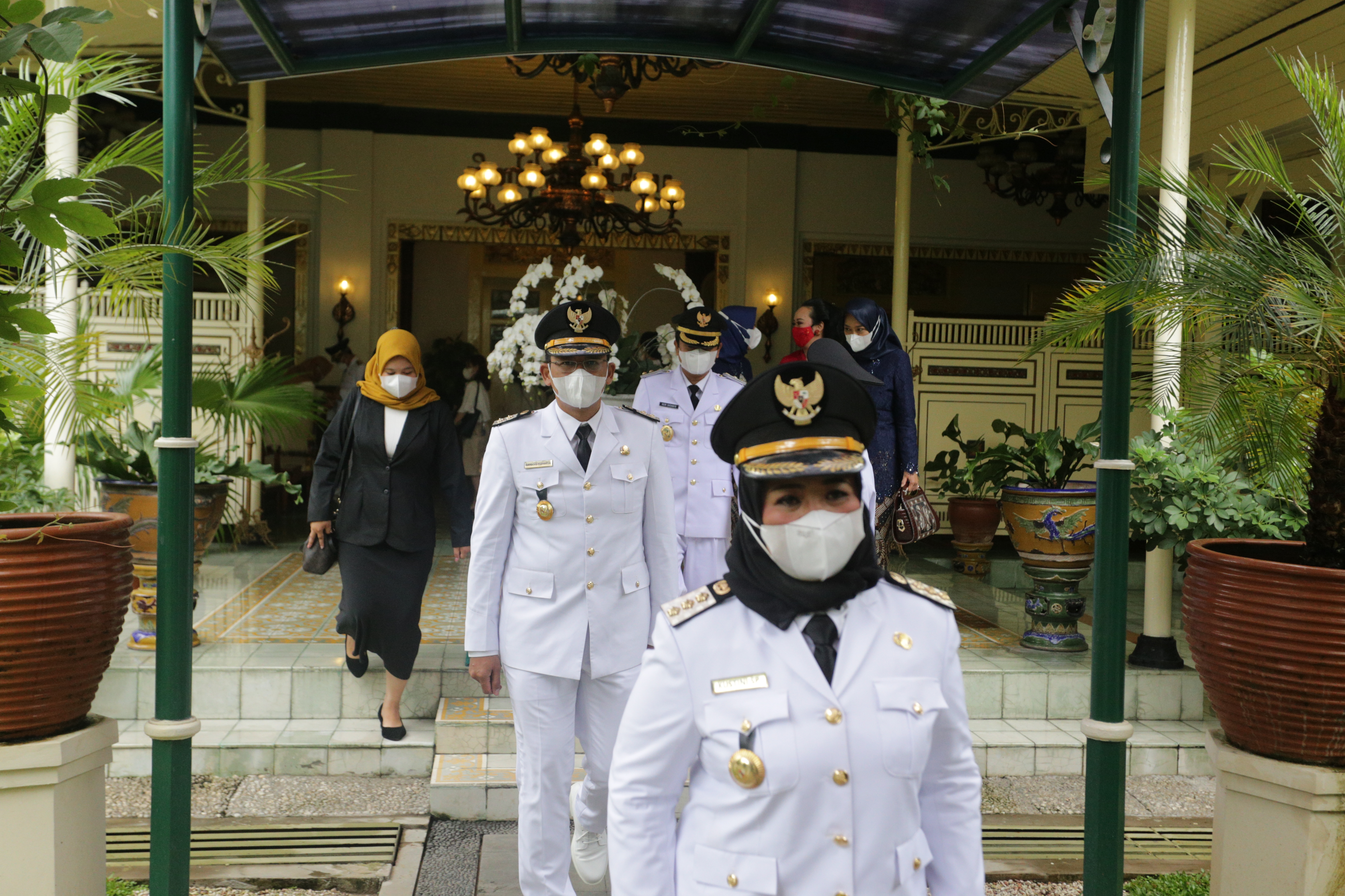 Para bupati dan wakil bupati dari tiga kabupaten memasuki Bangsal Kepatihan Yogyakarta, Jumat (26/2/2021).