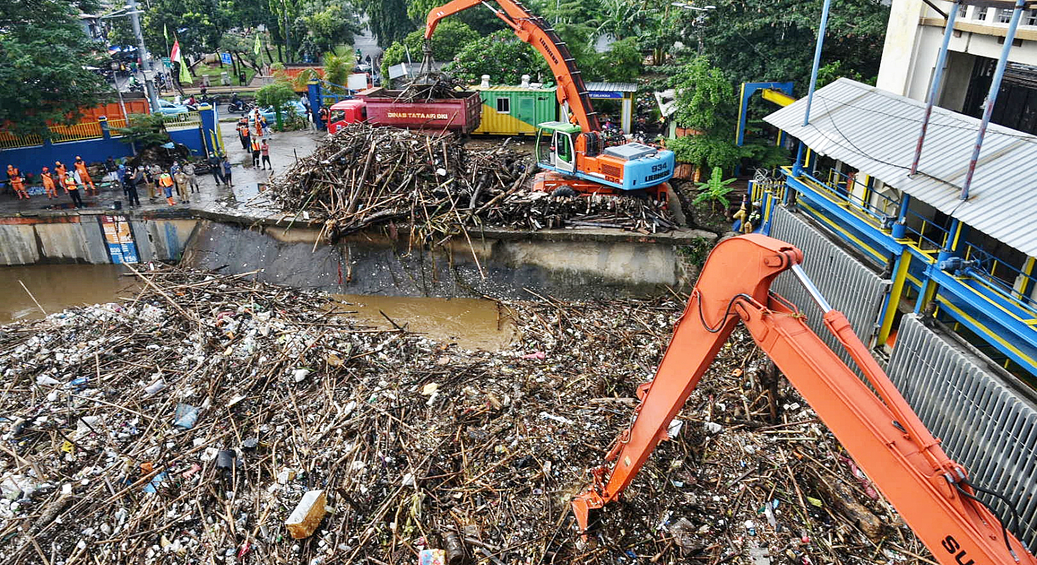 Atasi Tumpukan Sampah, 5000 Petugas DLH DKI Disiagakan
