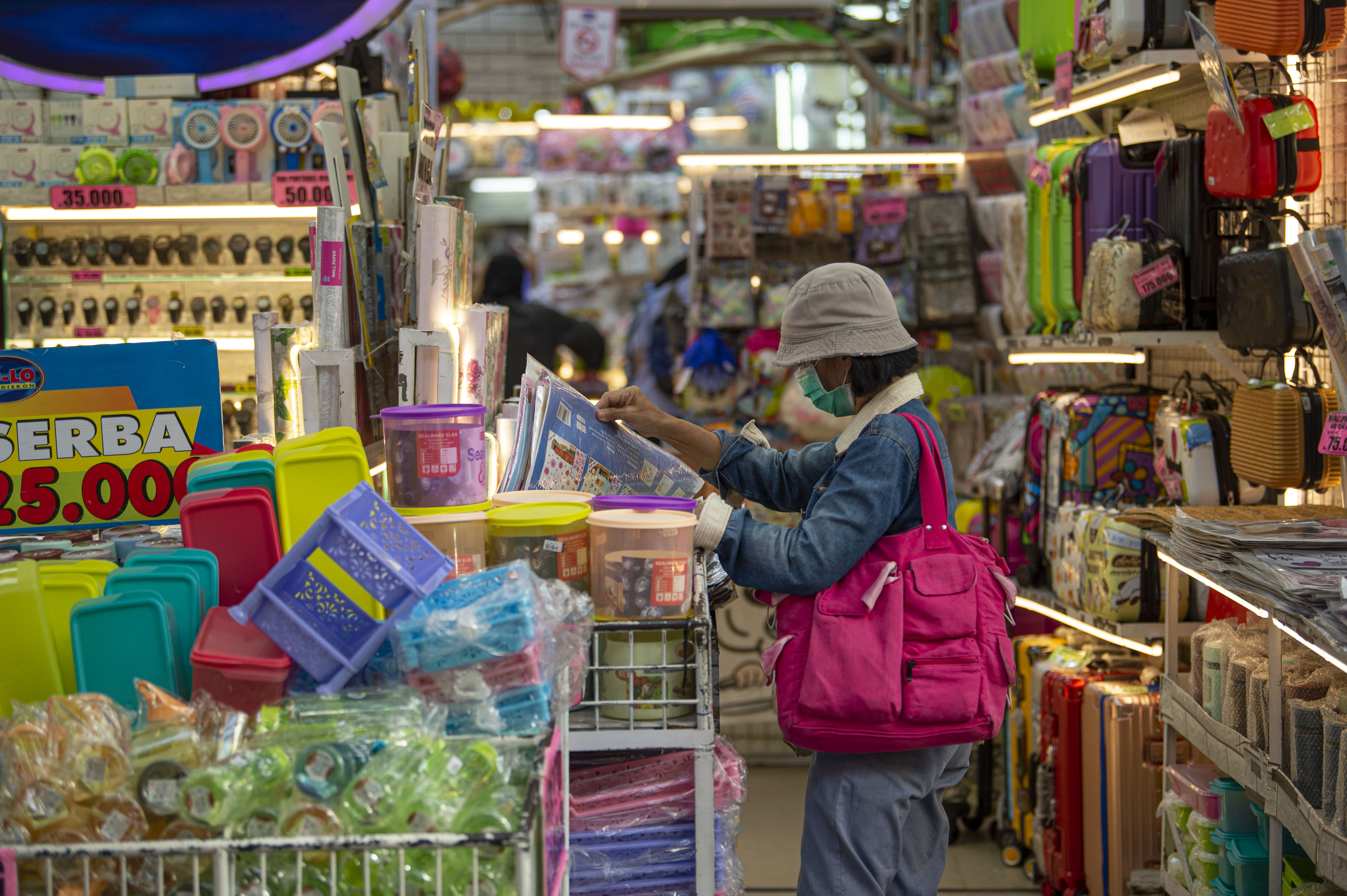 Warga berbelanja di salah satu toko di Pasar Baru, Jakarta, Senin (6/7).