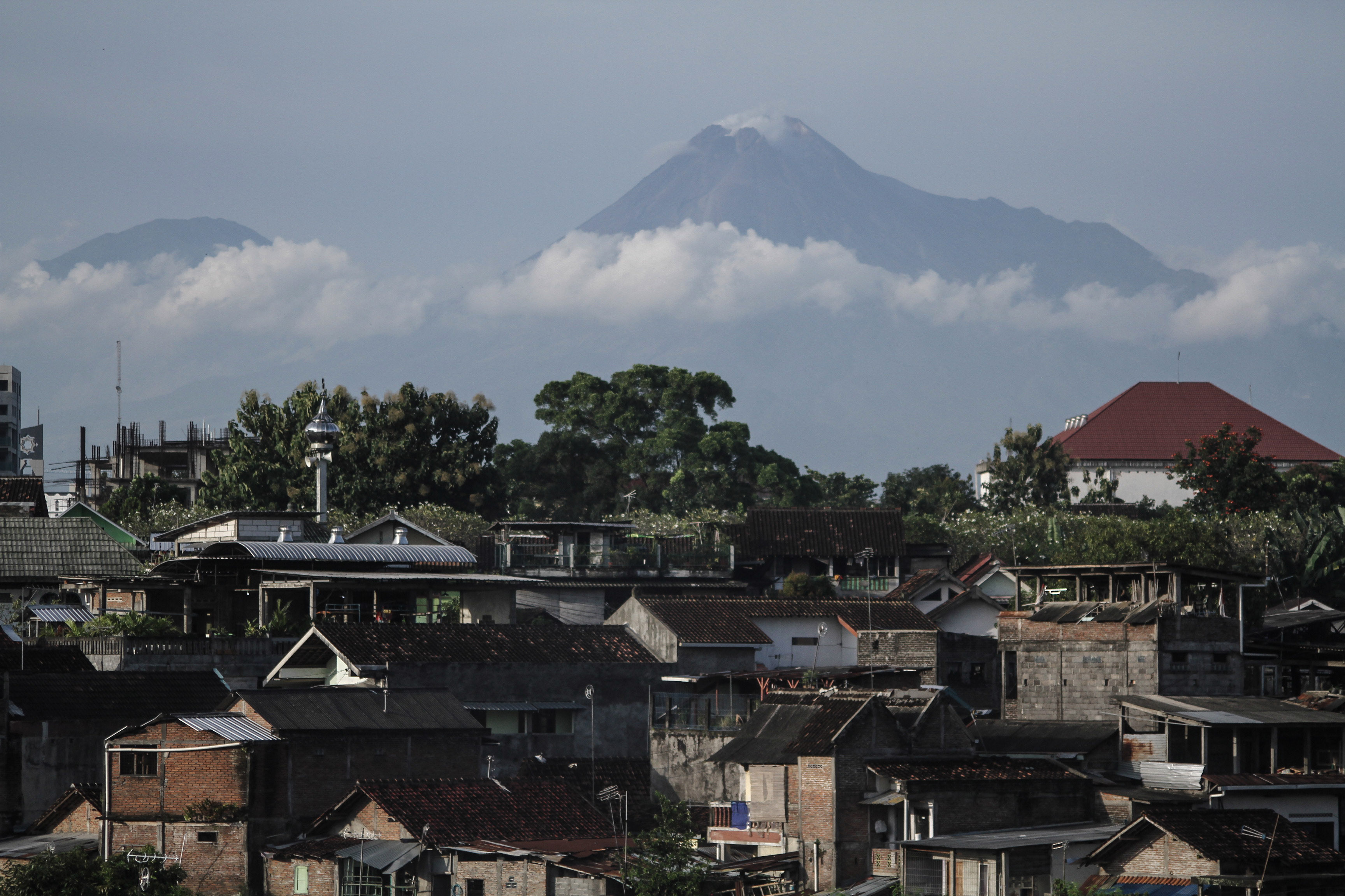 Gunung Merapi terlihat dari Jembatan Gondolayu, Jetis, Yogyakarta, Senin (22/2).