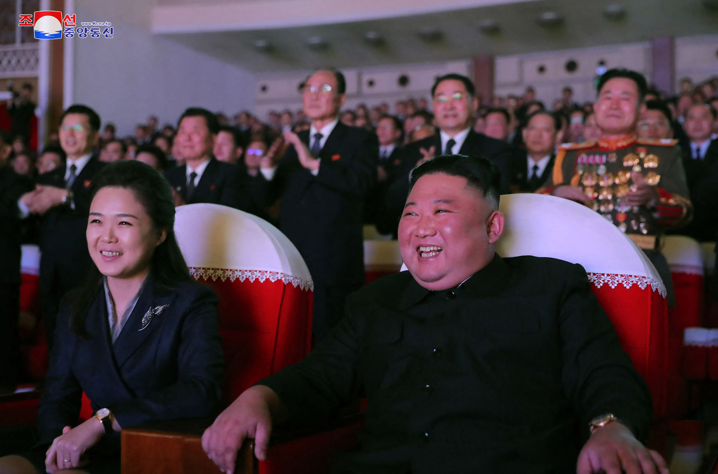 Kim Jong-un dan istrinya, Ri Sol Ju menonton konser untuk memperingati ulang tahun ayah dan pendahulunya Kim Jong Il, Rabu (17/2).