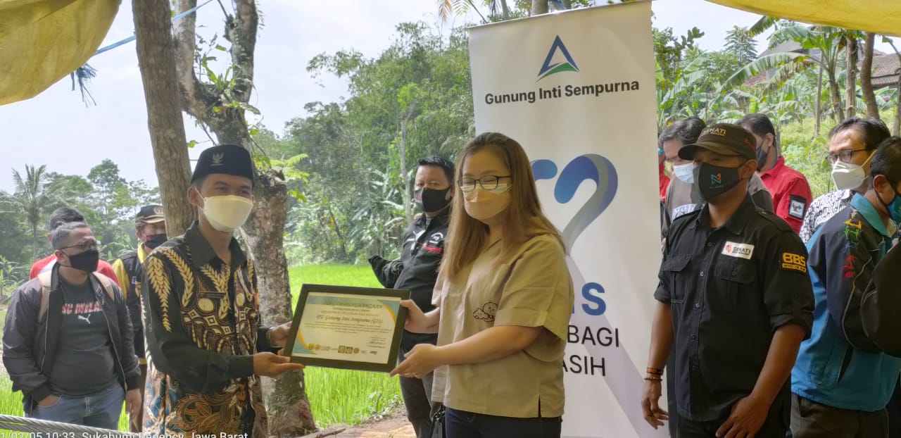 Direktur PT Gunung Inti Sempurna Liwa Supriyanti saat peresmian Jembatan Cibalagung di Cidahu, Kabupaten Sukabumi, Jumat (5/2/2021)