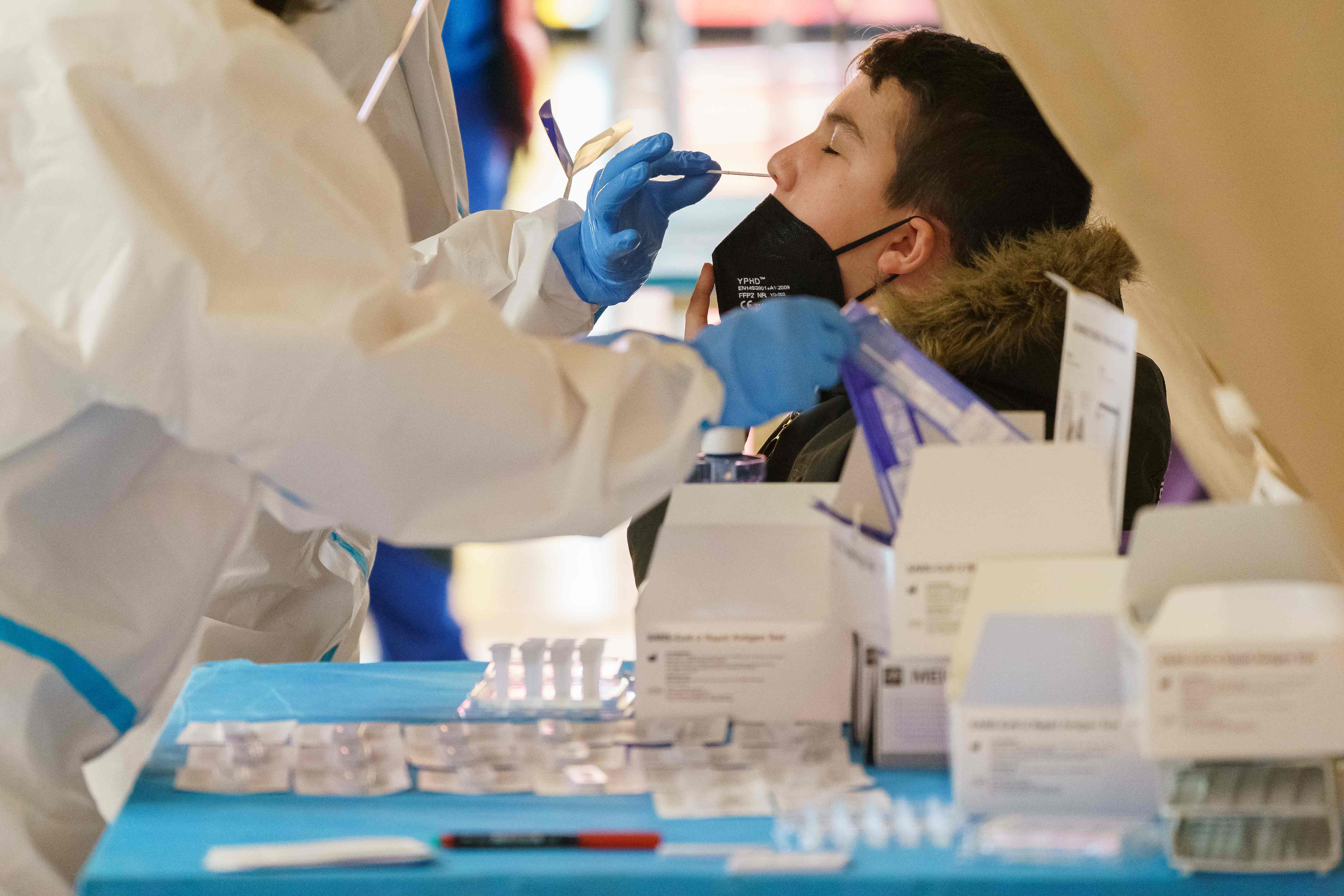 Petugas kesehatan melakukan swab test antigen kepada warga