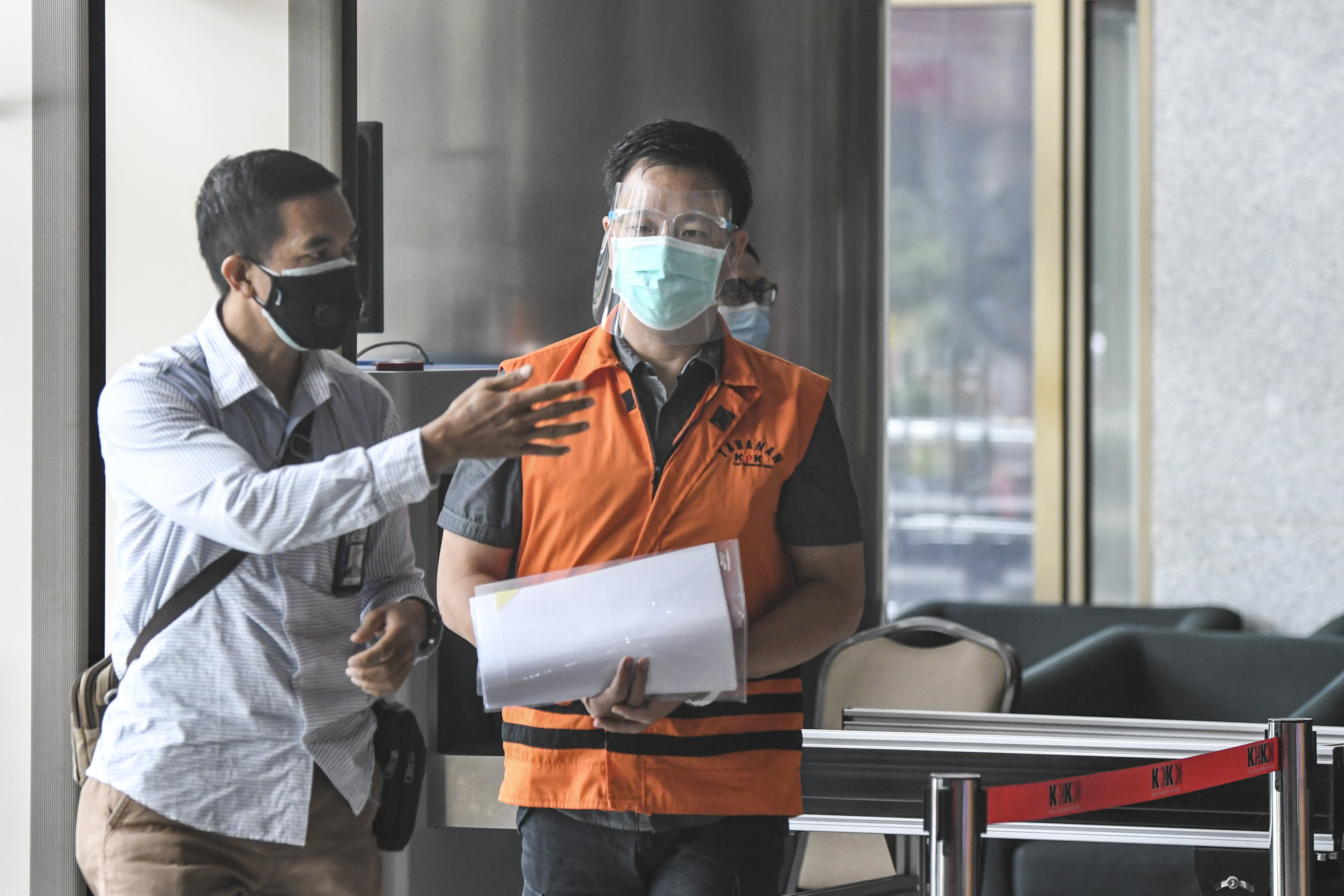 Tersangka Direktur PT Multicon Indrajaya Terminal (MIT) Hiendra Soenjoto (kanan) 