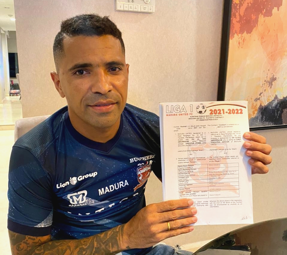 Alberto Goncalves menunjukkan kontrak pemain yang sudah ditanda tanganinya dengan Madura United, Jumat (26/2).