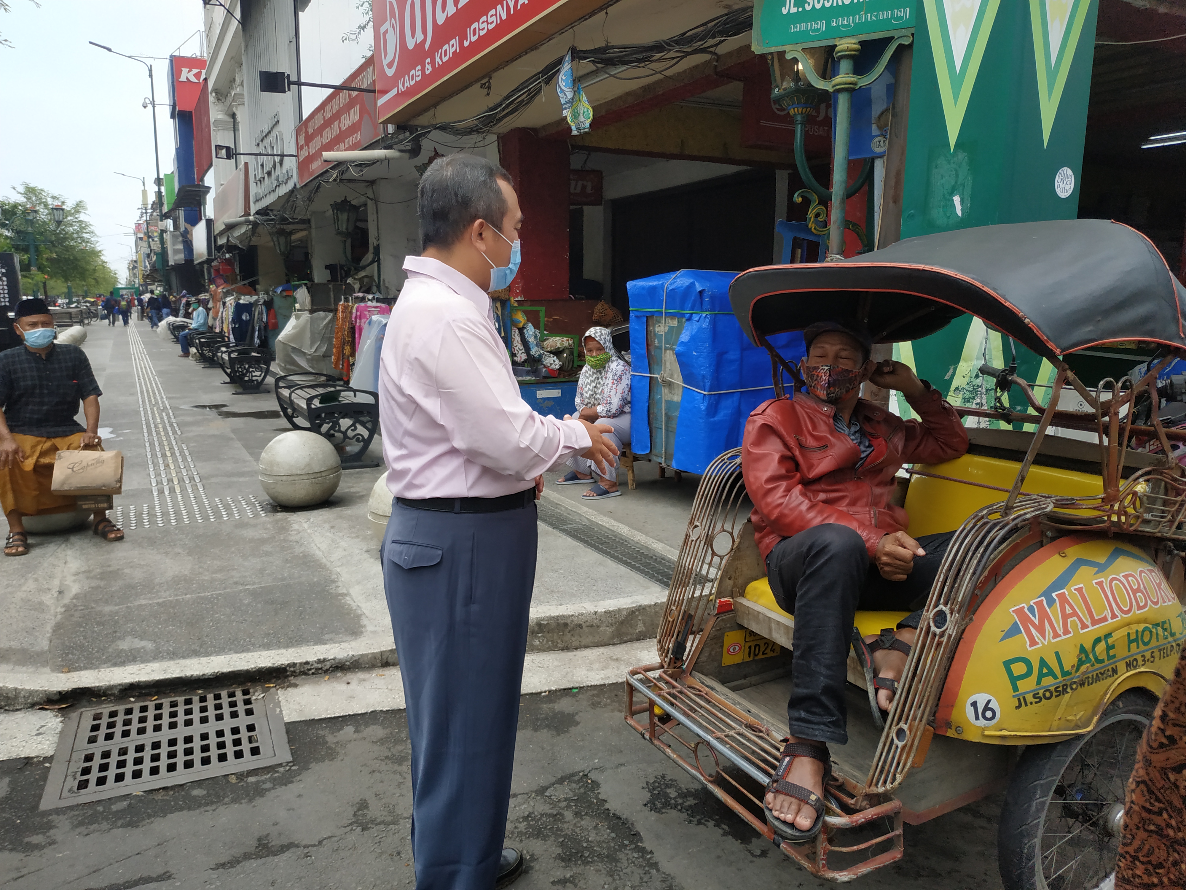 Wakil Ketua DPRD DIY, Huda Tri Yudiana berdialog dengan pengemudi becak motor di Malioboro, Yogyakarta, Jumat (26/2/2021).
