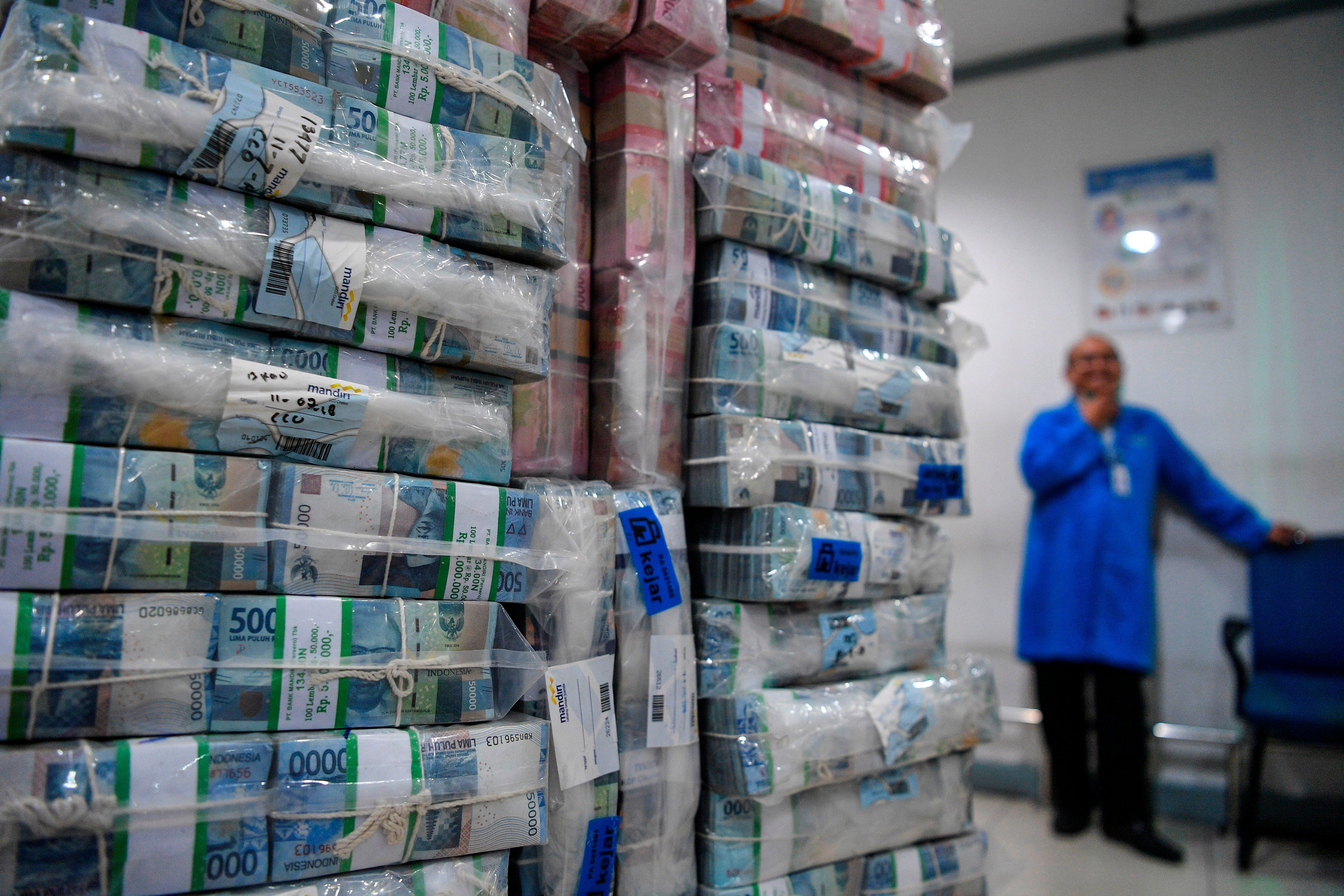 Tumpukan uang rupiah.