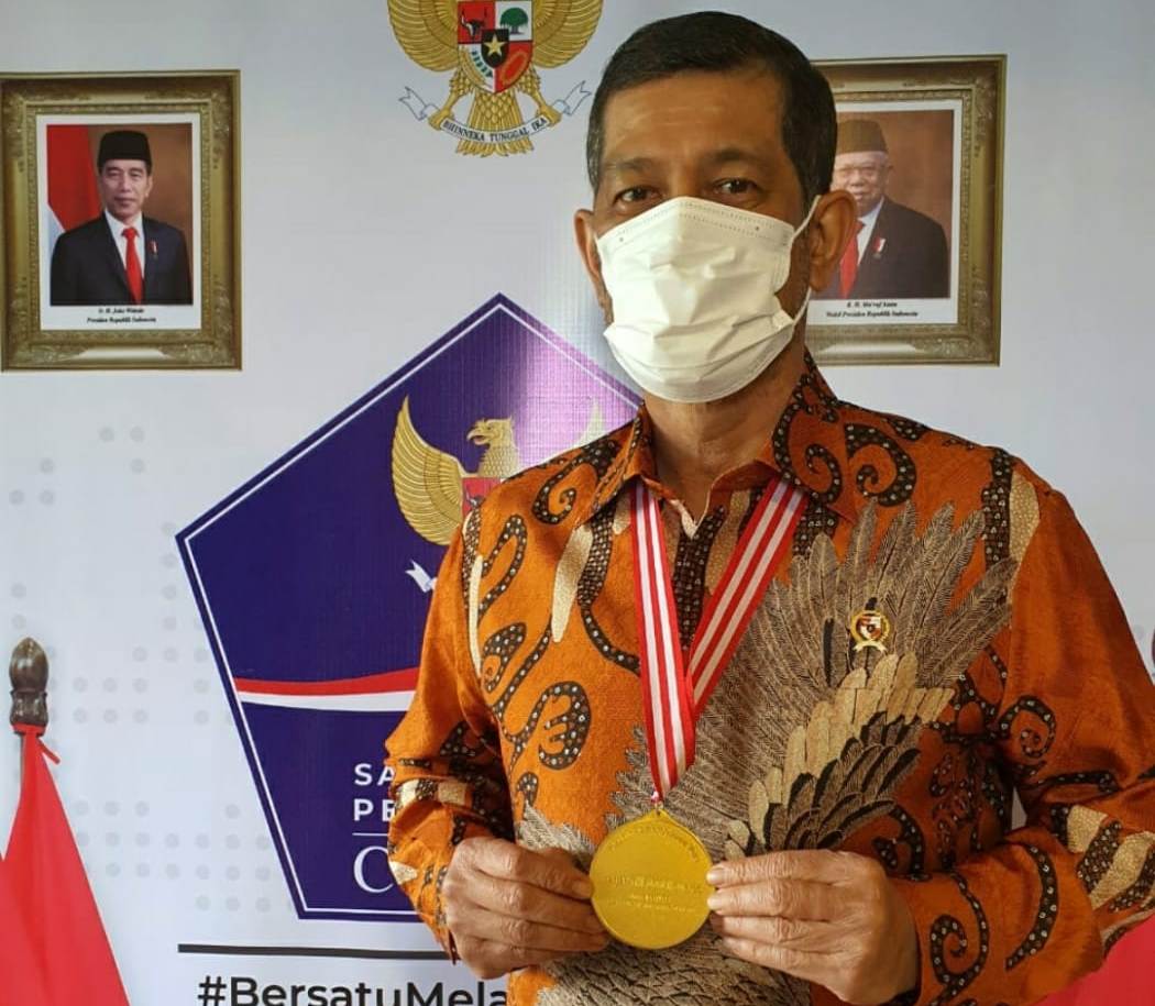 Kepala Badan Nasional Penanggulangan Bencana (BNPB)/Ketua Satgas Covid-19, Letjen TNI Doni Monardo menerima medali emas dari Dewan Pers.   
