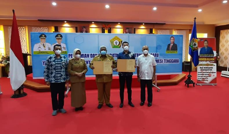 Gubernur Provinsi Sulawesi Tenggara  Ali Mazi  (tengah) seusai acara penunjukan dirinya sebagai Ketua Dewan Pengawas Yayasan Andrew & Tony.