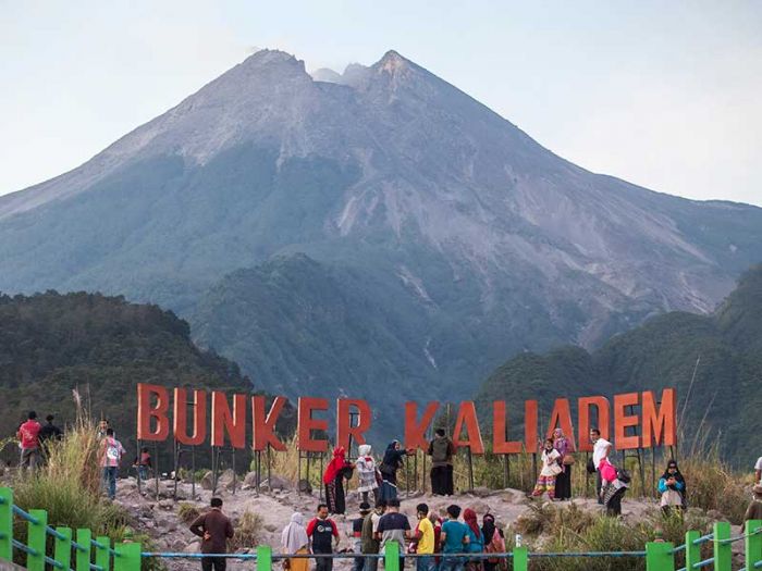 Mengamati aktivotas Gunung Merapi dari bunker Kaliadem