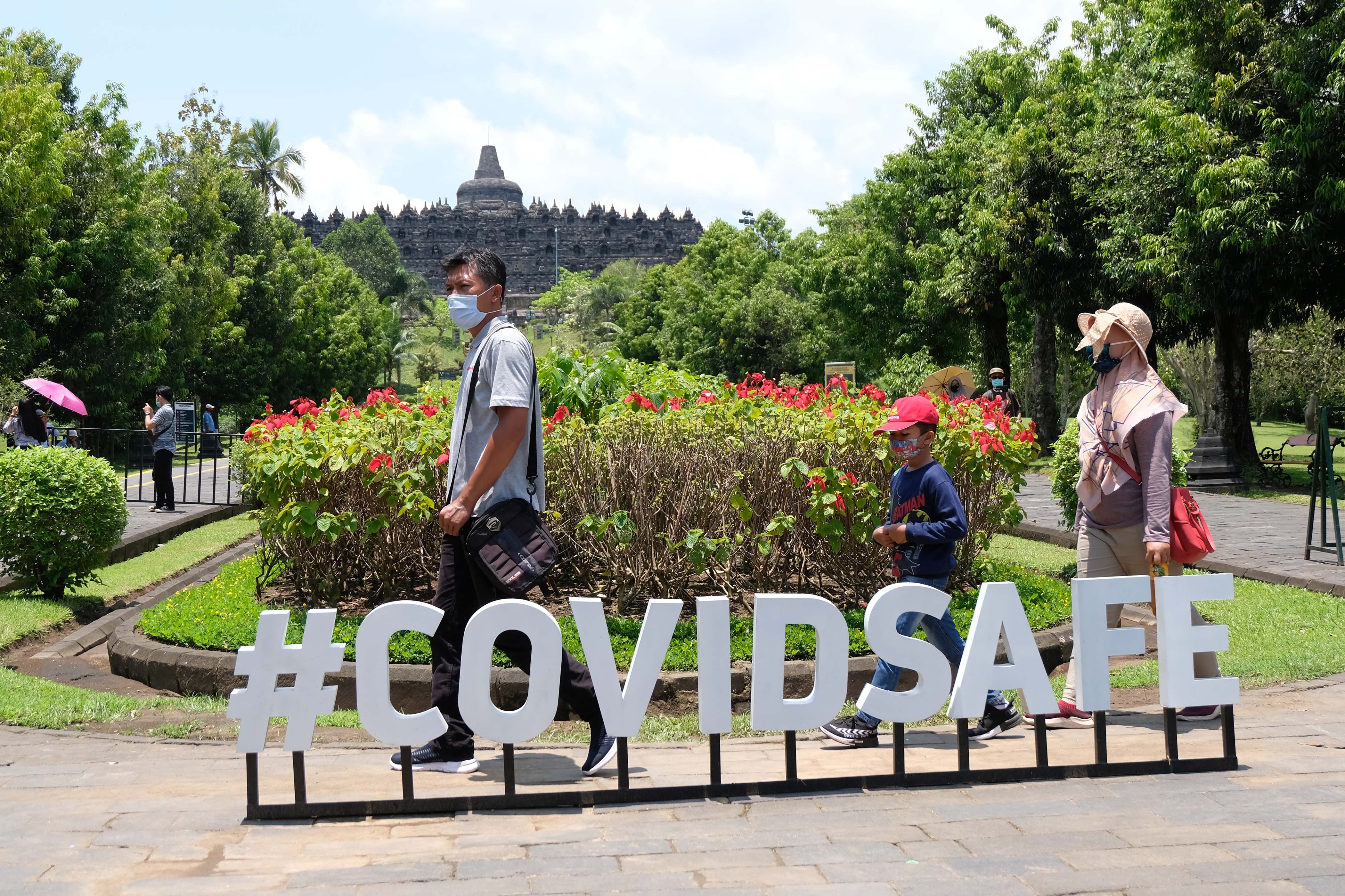 Sejumlah wisatawan berada di kompleks Taman Wisata Candi (TWC) Borobudur, Magelang, Jateng.