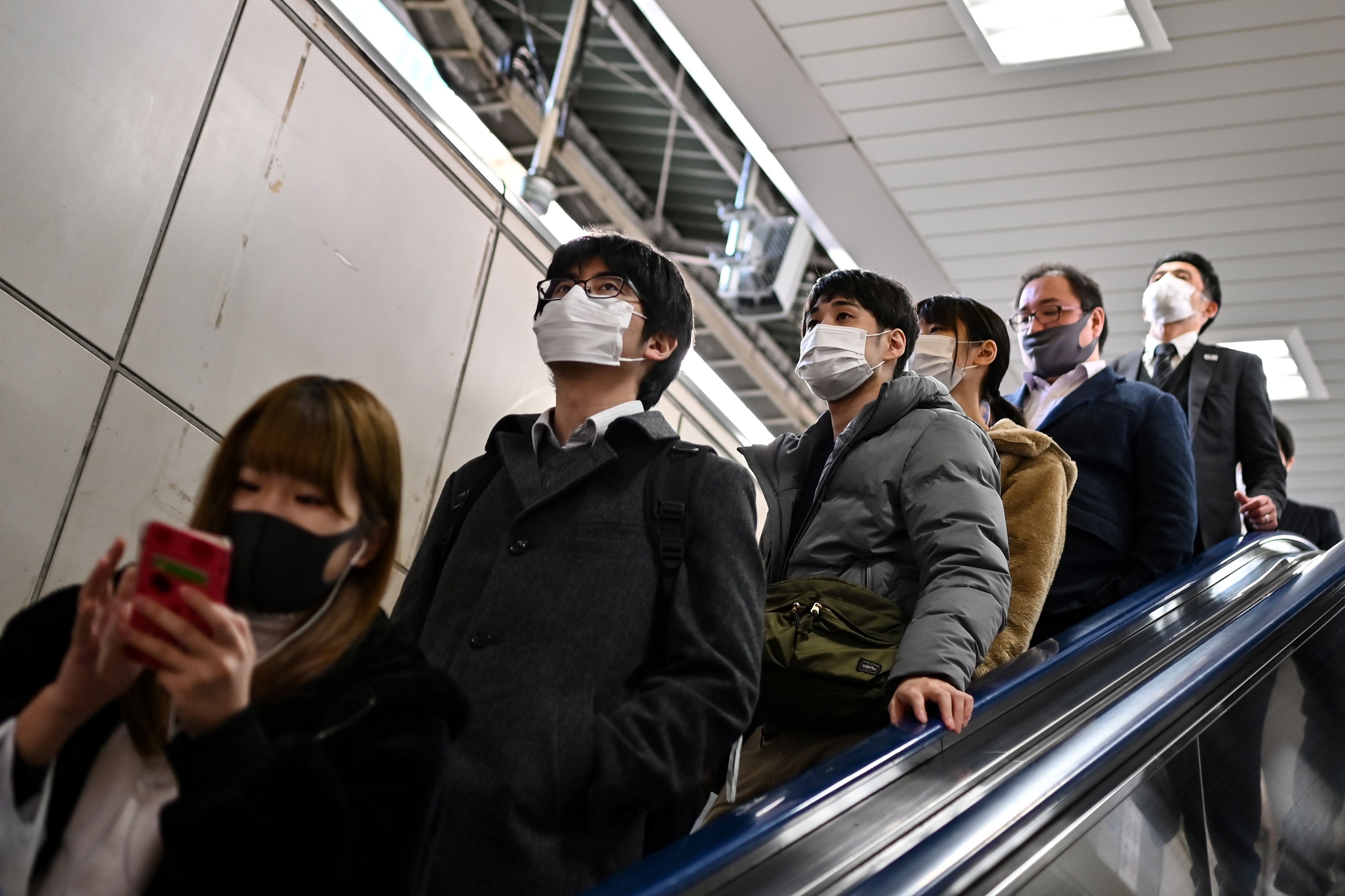 Ilustrasi: masyarakat Jepang gunakan masker di tengah pandemi covid-19