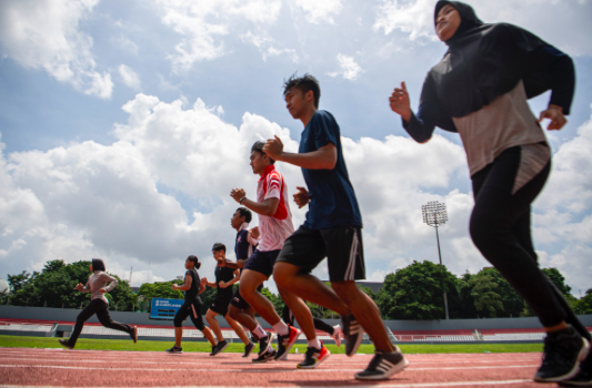 Sejumlah atlet mengikuti tes fisik di Stadion Madya Bumi Sriwijaya, Palembang, Sumatera Selatan, Kamis (11/2/2021).