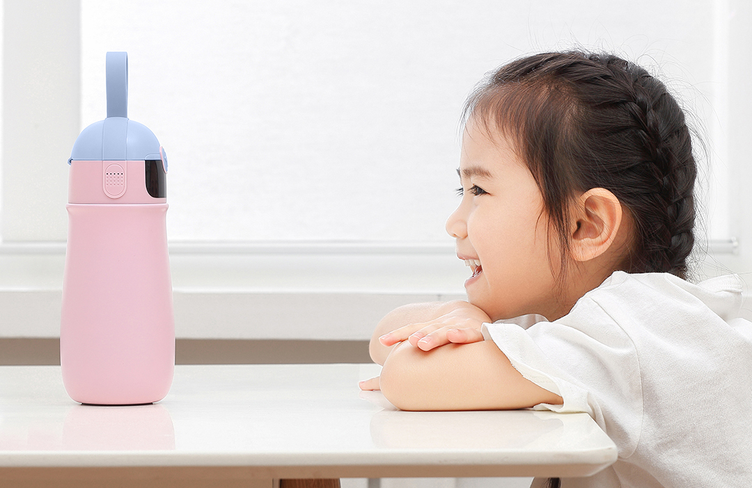 Botol ini dapat mengingatkan untuk meminum cukup air, peringatan suhu air panas, musik, ilmu pengetahuan, tebak-tebakan, dan lainnya.