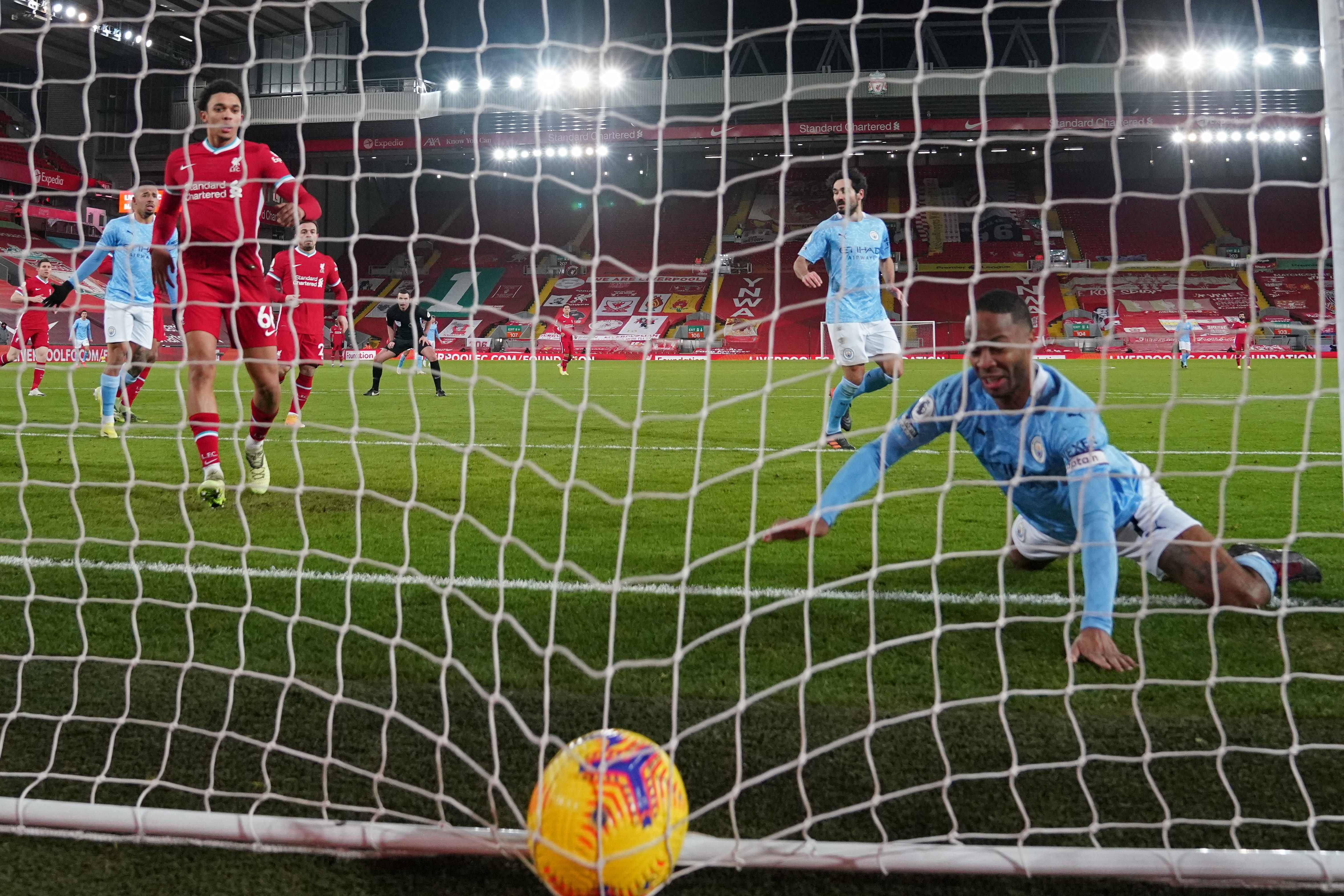 Gelandang Inggris Manchester City Raheem Sterling (kanan) menyundul bola ke gawang Liverpool