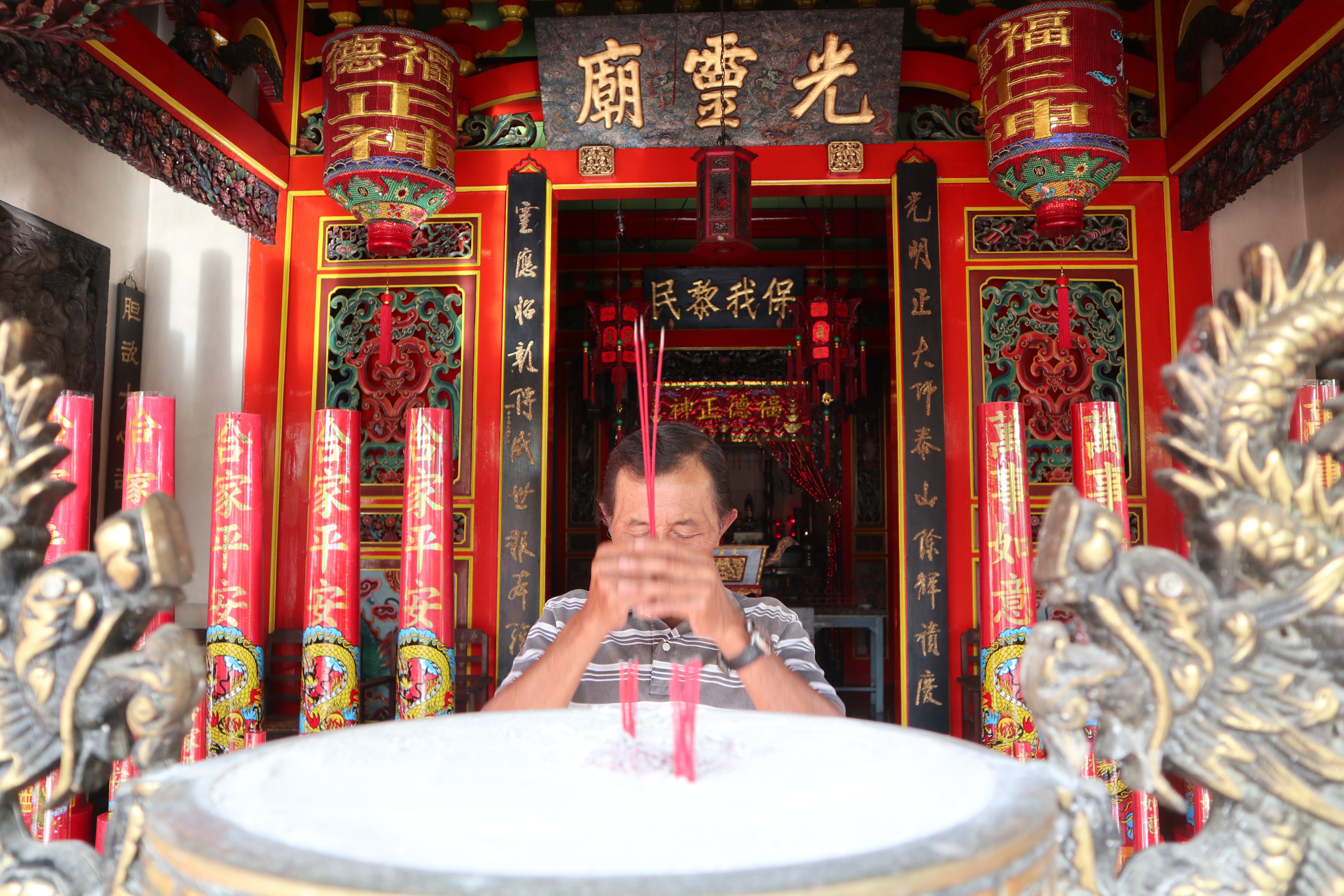 Seorang umat bersembahyang di Klenteng Kong Ling Bio Temanggung, Jawa Tengah, Minggu (7/2).