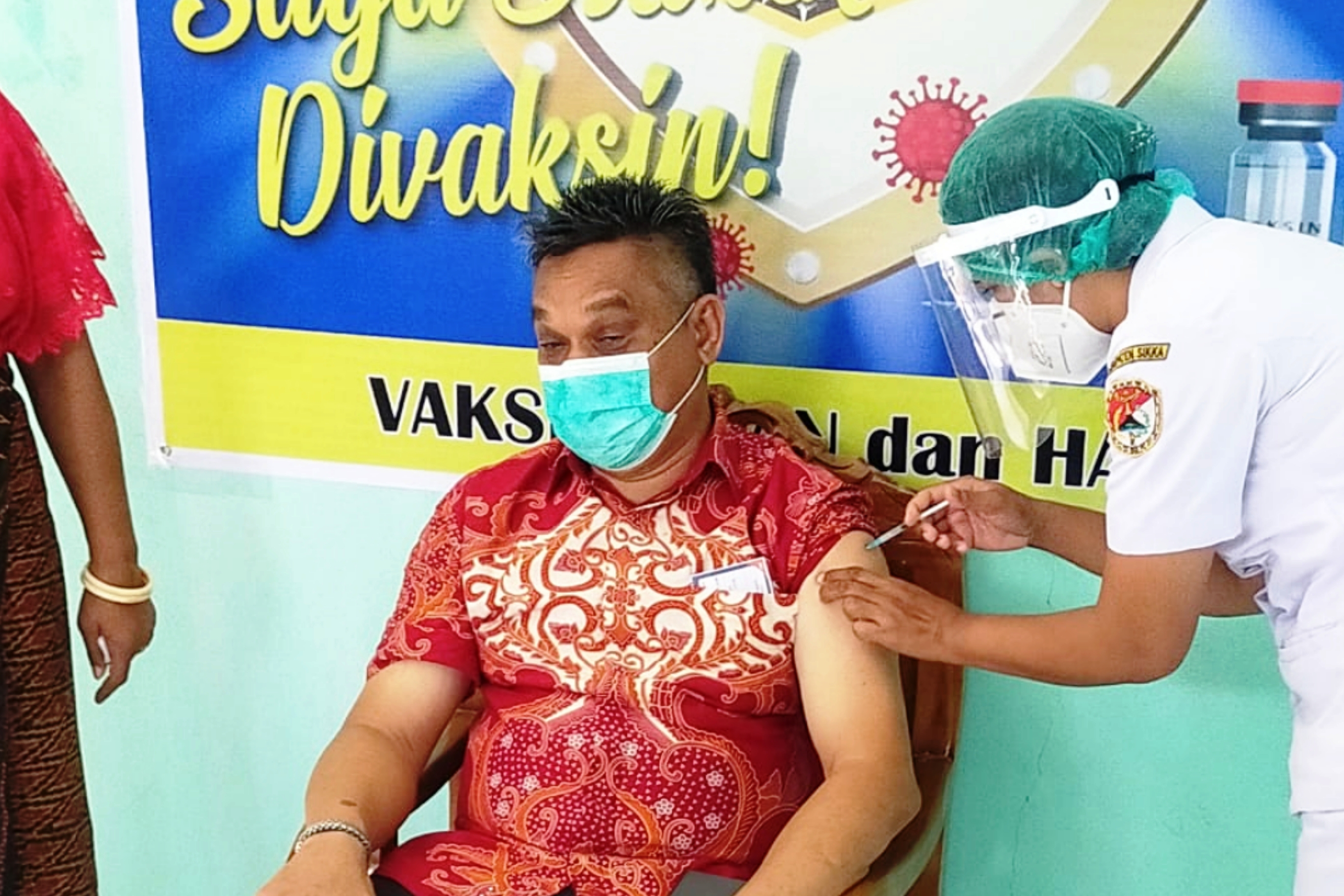 Bupati Sikka Fransiskus Roberto Diogo menerima vaksin sinovac covid-19 dosis kedua.