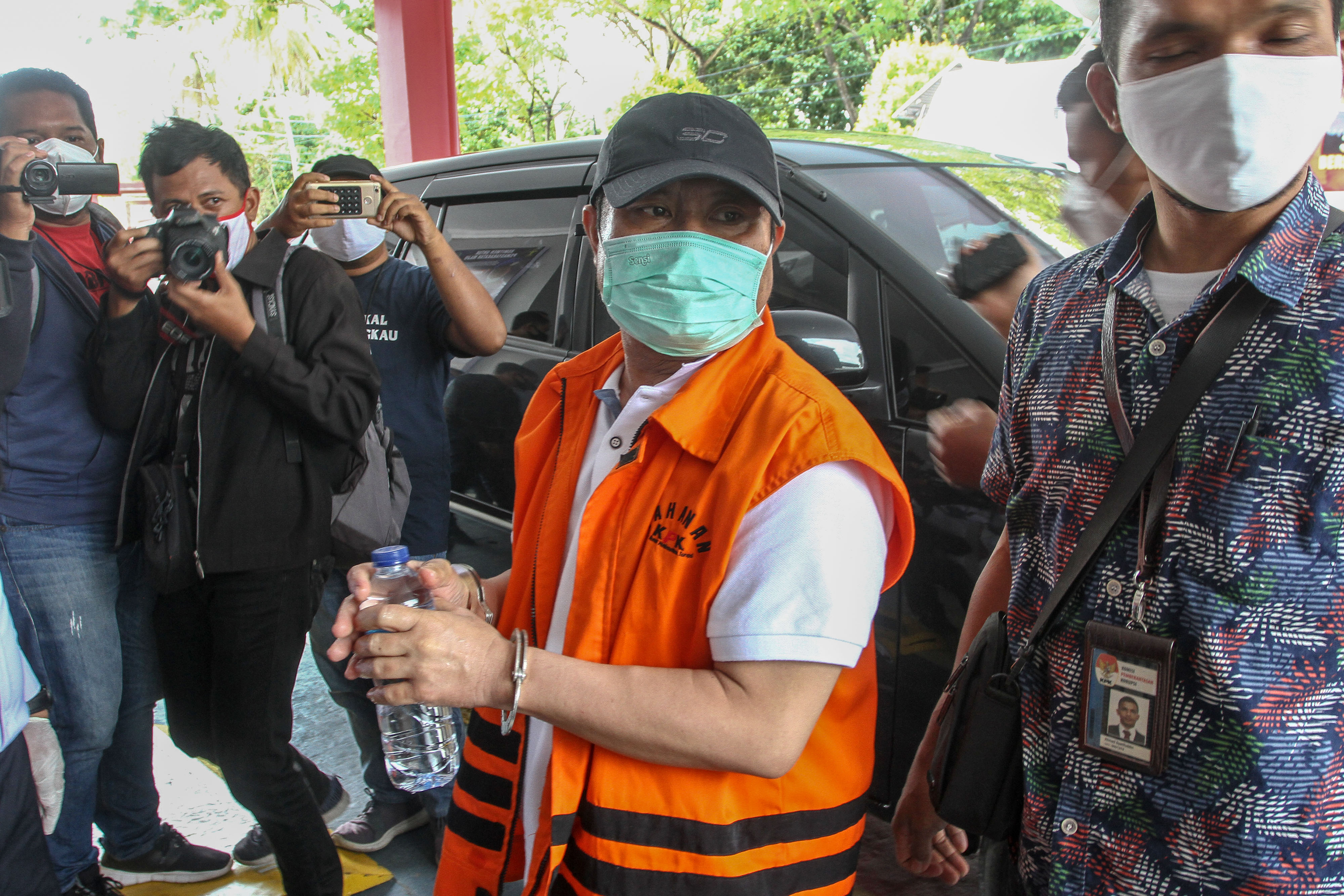 Bupati Bengkalis nonaktif Amril Mukminin mengenakan rompi tahanan Komisi Pemberantasan Korupsi (KPK).