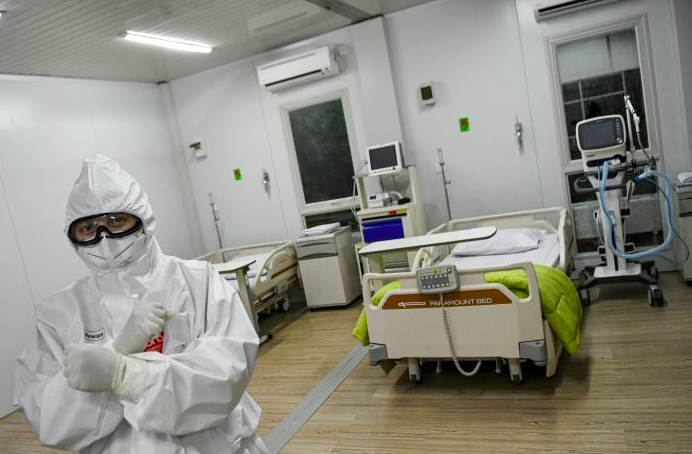 Petugas rumah sakit mempersiapkan ruangan perawatan pasien Covid-19