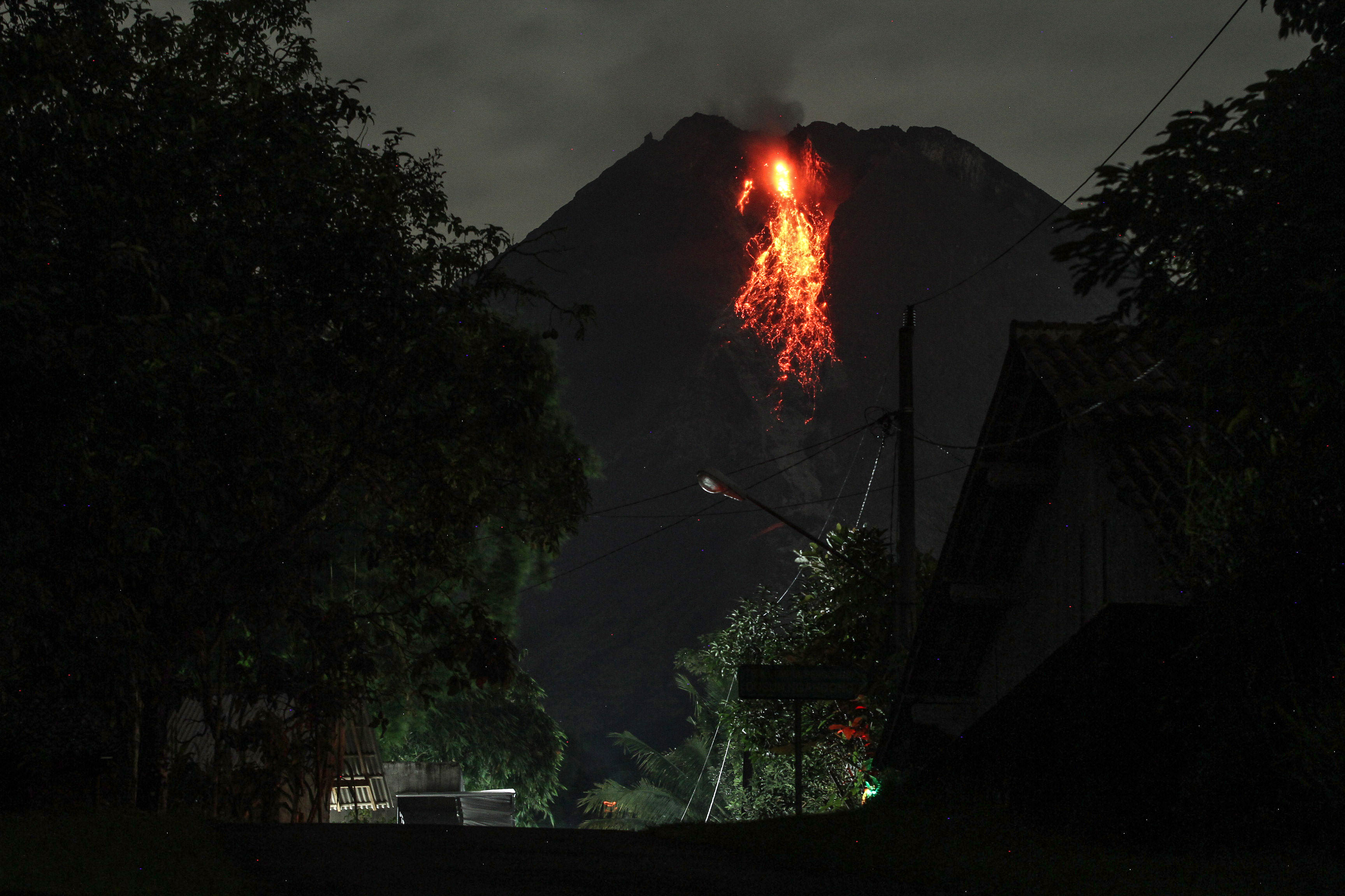  Guguran lava dari puncak Gunung Merapi terlihat dari Turi, Kabupaten Sleman, Daerah Istimewa Yogyakarta, Rabu (20/1/2021). 