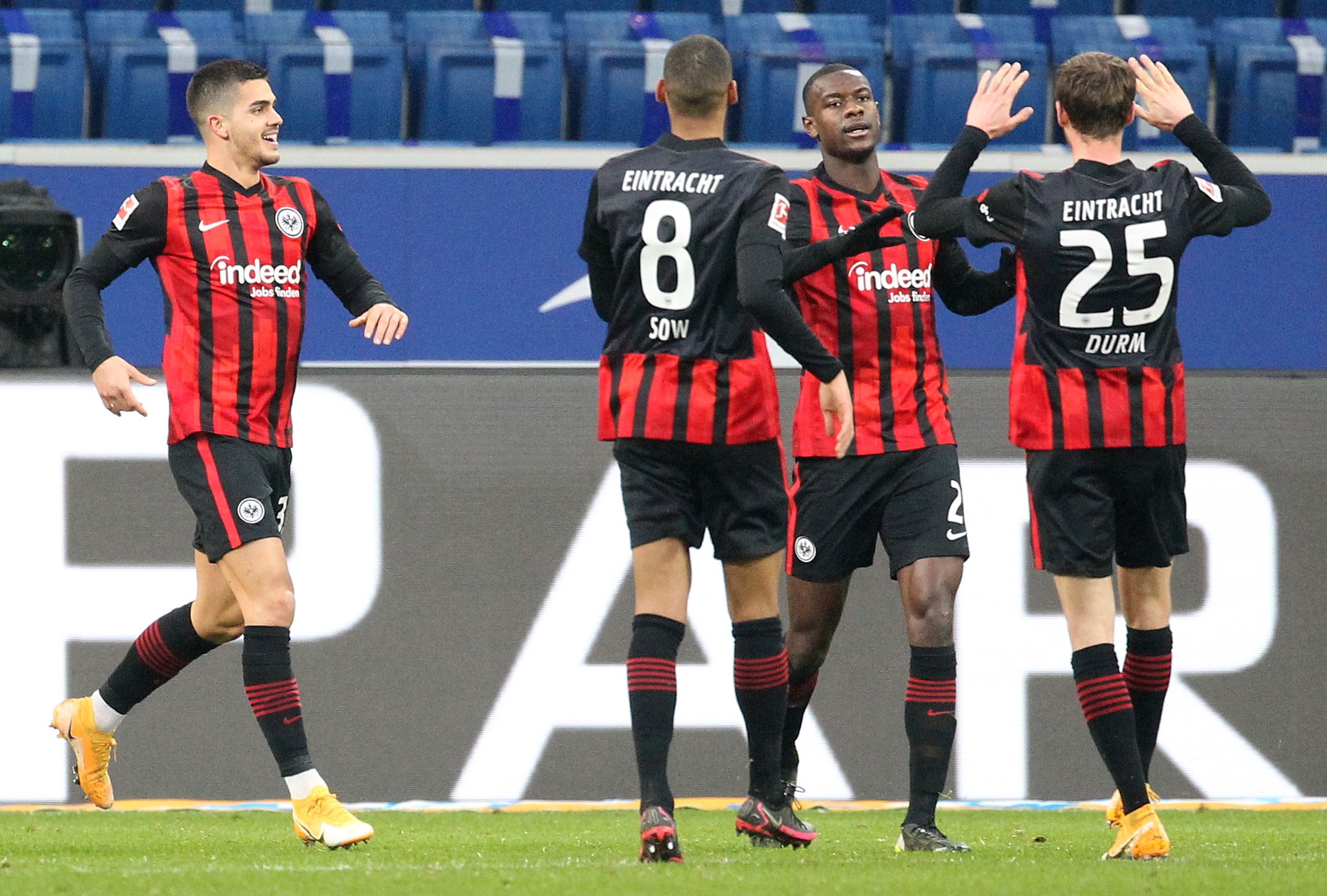 Pemain Eintracht Frankfurt melakukan selebrasi kemenangan