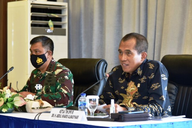 Wakil Ketua Komisi I DPR RI Abdul Kharis Almasyhari dan Danlanud SMO Kolonel Nav I Nyoman Suadnyana di Lanud Adi Soemarmo, Senin (15/2).