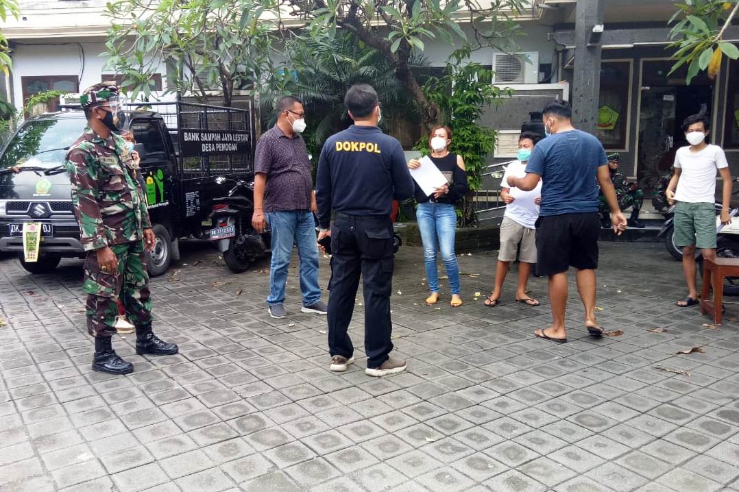 Petugas gabungan Posko Terpadu Covid-19 Desa Pemogan, Denpasar Selatan melakukan patroli dan menemukan 7 terkonfirmasi positif.