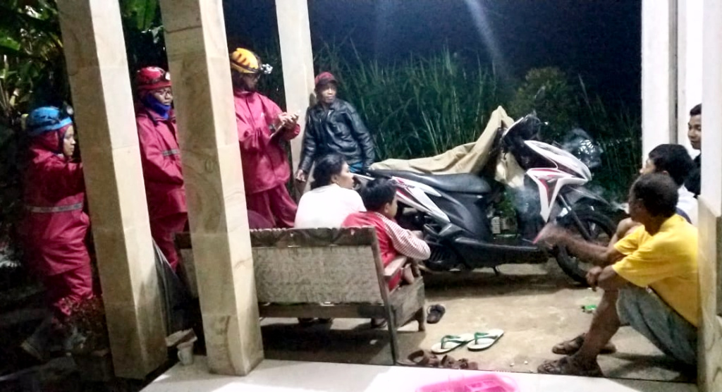 Petugas BPBD Kota Batu evakuasi warga yang terdampak tanah bergerak di Dusun Brau, Desa Gunung Sari, Kecamatan Bumiaji.