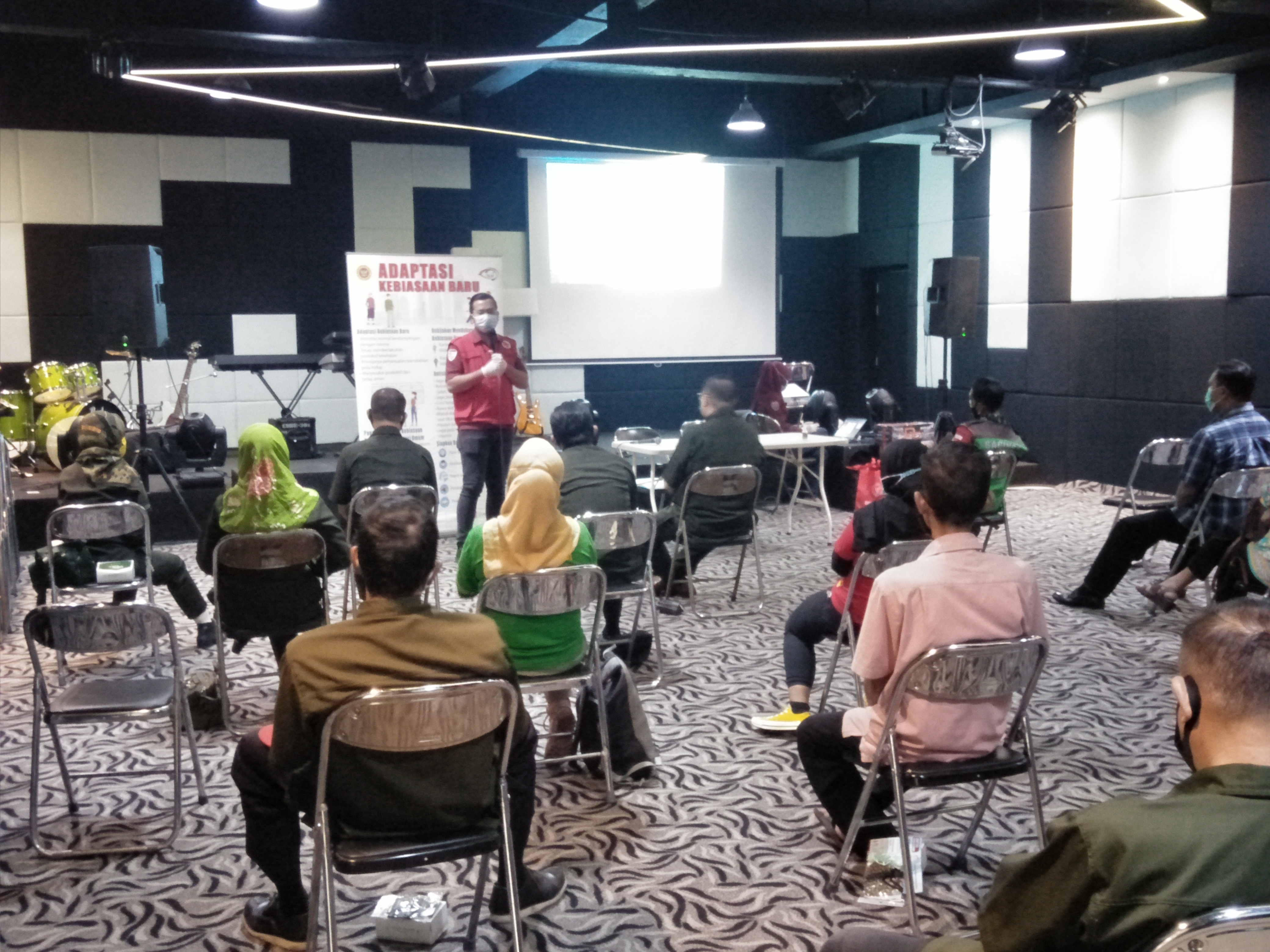 Tim Velox BIN saat menggelar sosialisasi protokol kesehatan di Gereja Bethany Indonesia, di Bandung, Rabu (24/2): 