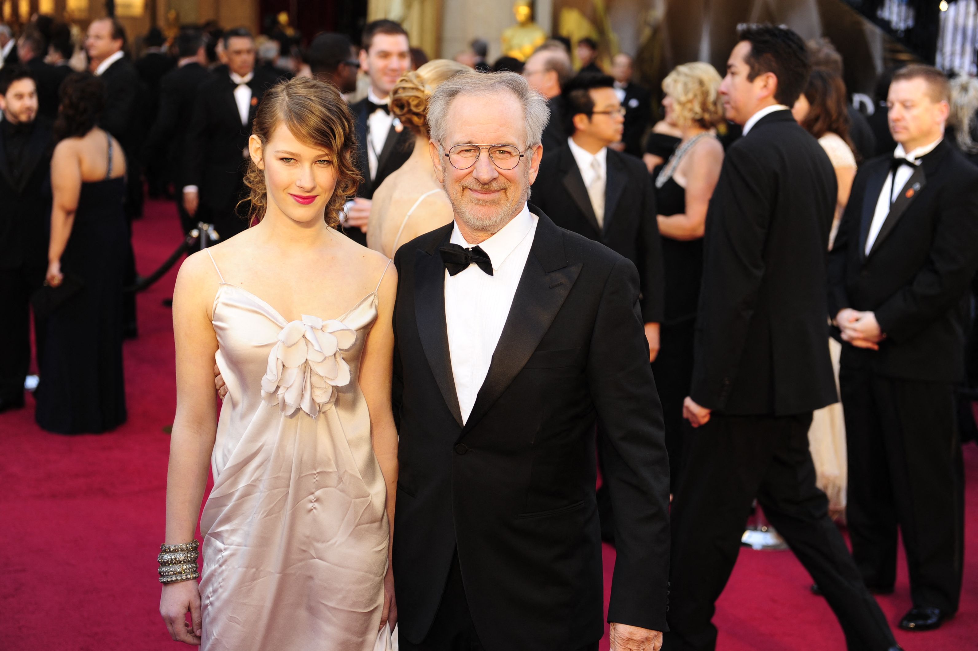 Buzzy Lee alias Sasha Spielberg bersama ayahnya Steven Spielberg di acara Grammy Award beberapa waktu lalu.