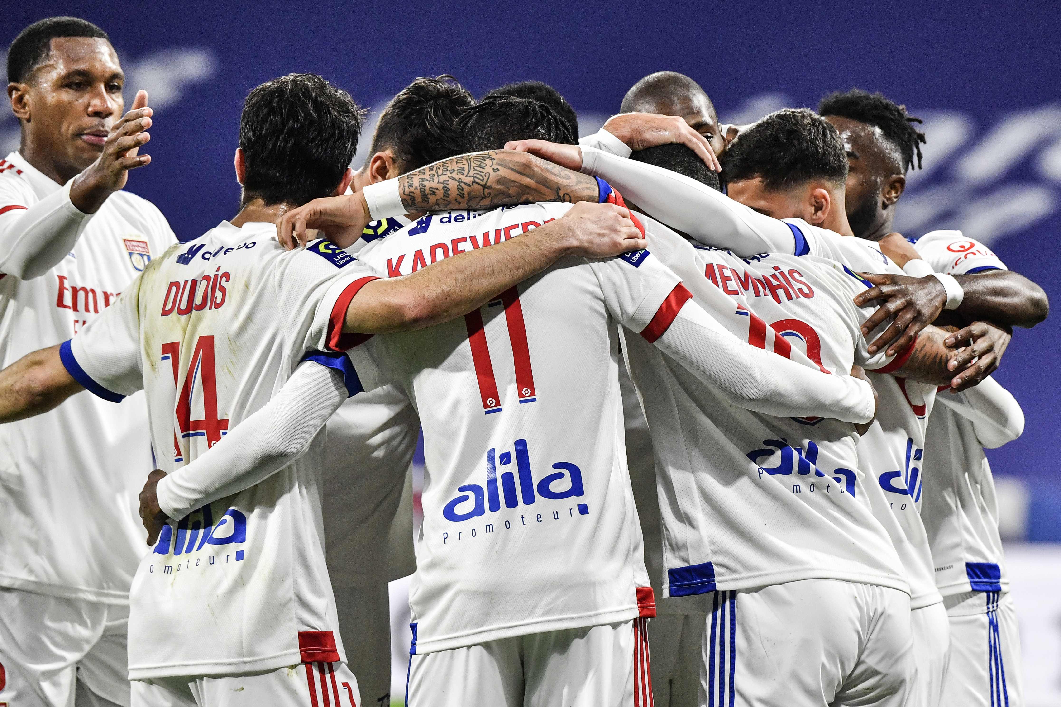 Para pemain Lyon melakukan selebrasi usai mencetak gol ke gawang Strasbourg di laga Ligue 1.
