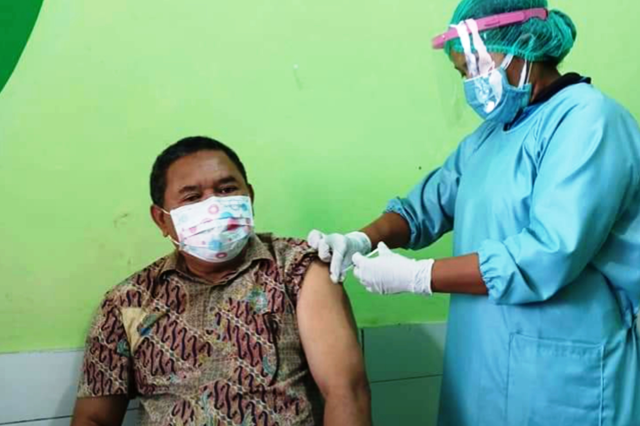 Nakes Lansia di Sikka Mulai Divaksin Covid-19