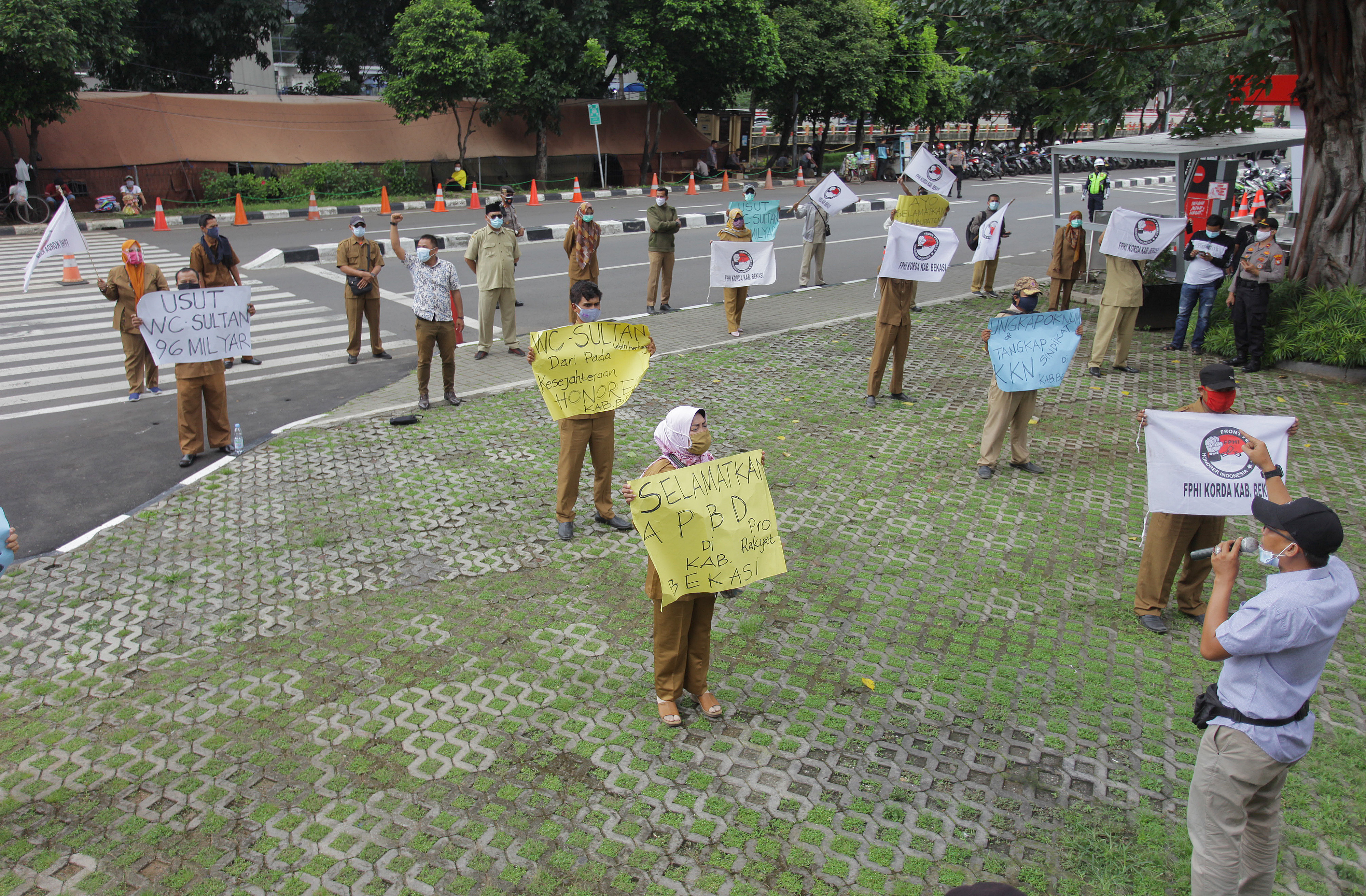 Sejumlah guru honorer dari Kabupaten Bekasi menggelar aksi di depan gedung KPK Merah Putih, Jakarta, Senin (1/11).