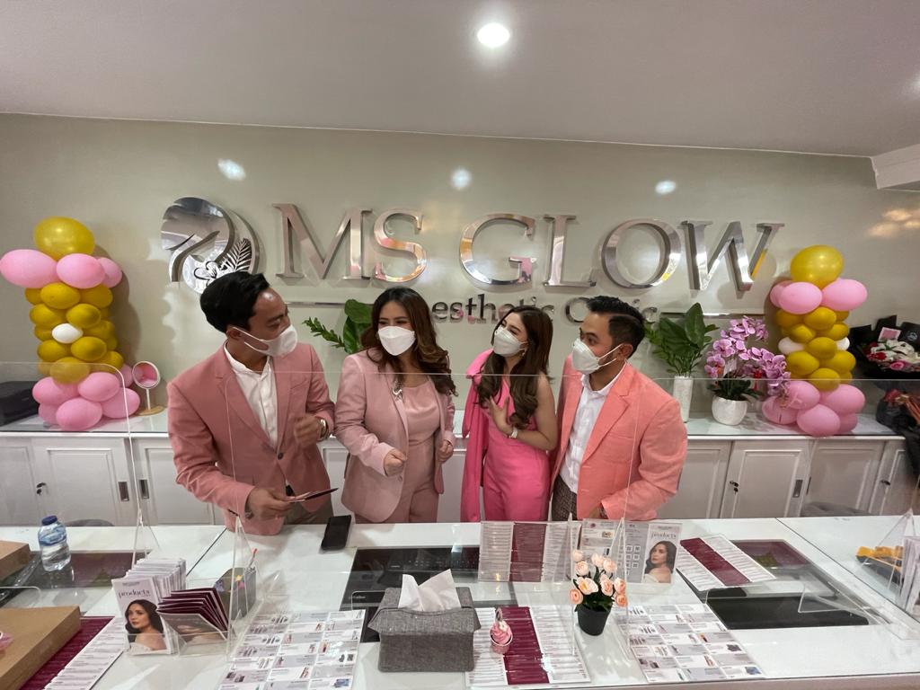 Para pendiri MS Glow dalam acara peresmian cabang baru di Medan, Sumatra Utara.