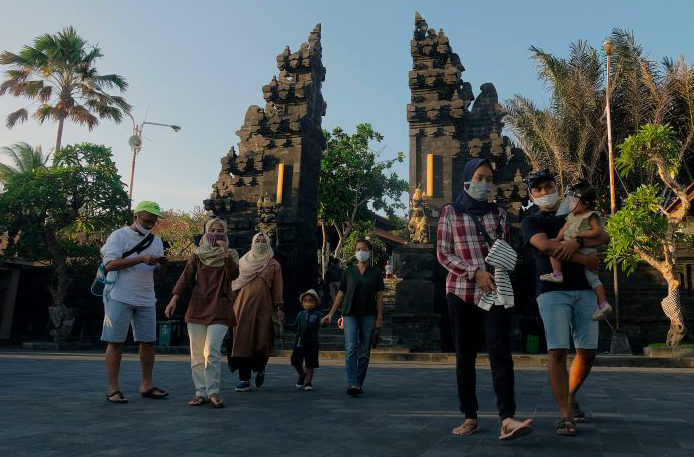 Wisatawan domestik menggunakan masker saat liburan Idul Adha 1441H di masa Adaptasi Kebiasaan Baru tahap II.