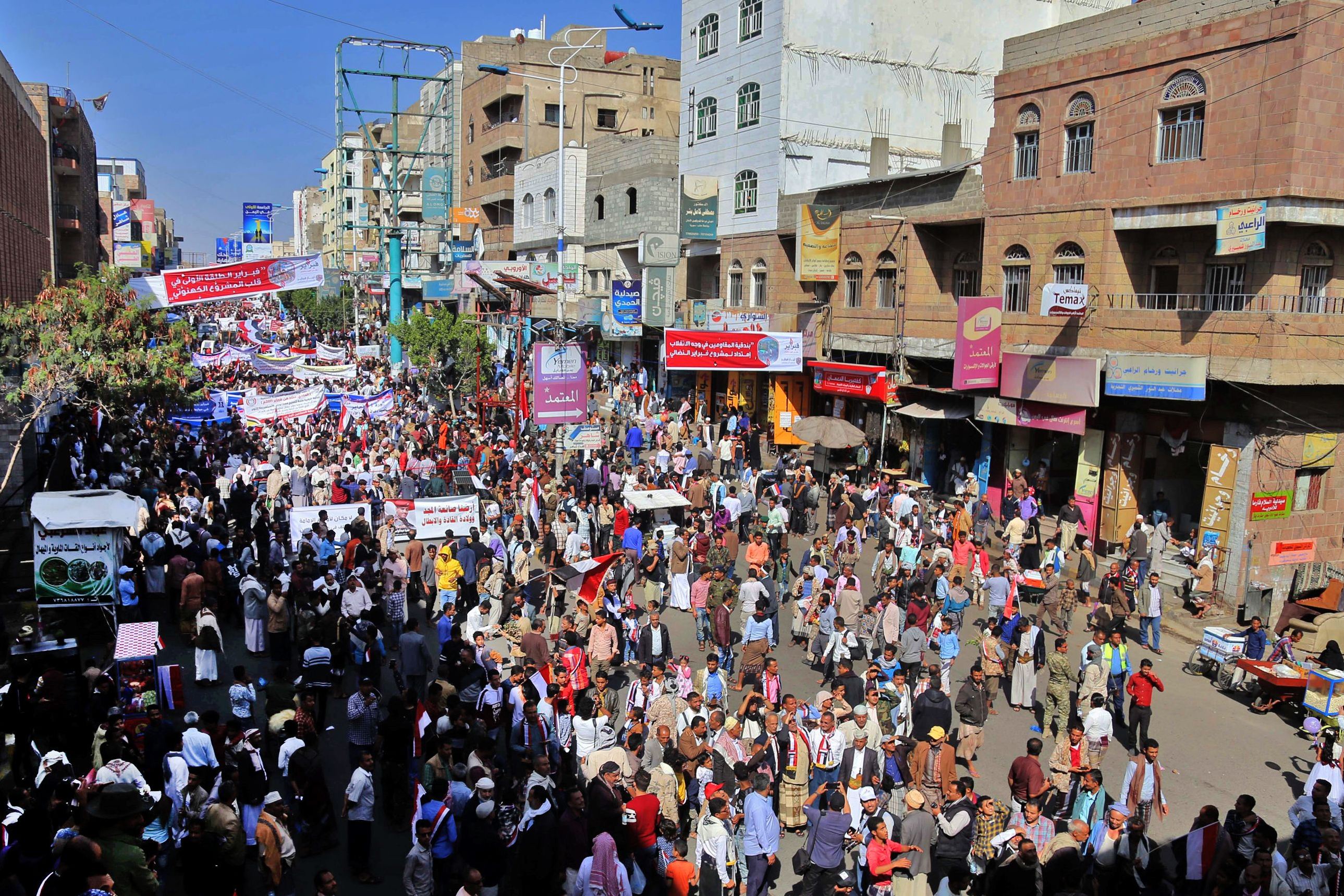 Warga Yaman menghadiri rapat umum memperingati 10 tahun pemberontakan Arab Spring 2011 yang menggulingkan kekuasaan di Taez, Kamis (11/2).