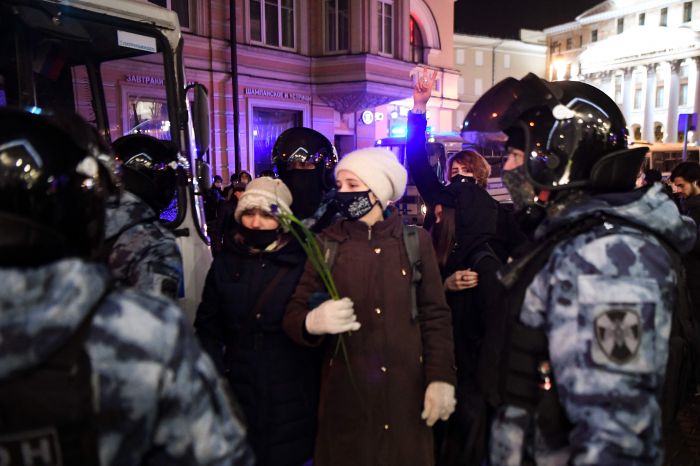 Warga menggelar aksi demonstrasi memprotes keputusan pengadilan yang memenjarakan Alexei Navalny di Moskow, Rusia.  