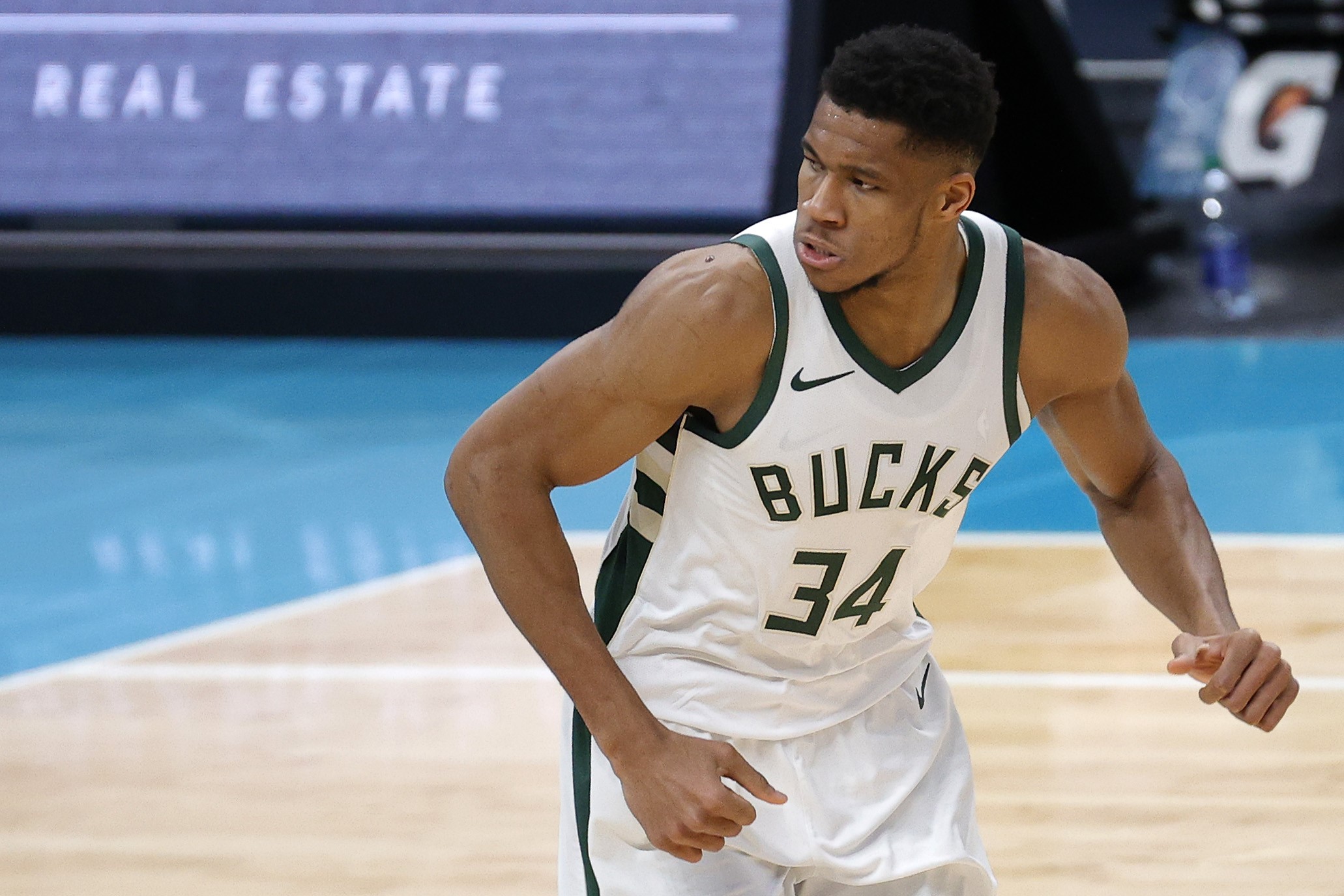 Bntang Milwaukee Bucks, Giannis Antetokounmpo menyumbangkan triple-double ketiganya dalam Liga NBA Musim 2020/2021