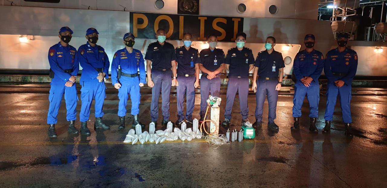 Petugas kepolisian dan KKP bersama barang bukti benur yang diselundupkan di Lebak, Banten.