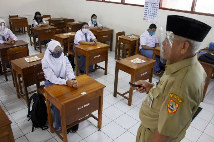 Siswa SMA Negeri 3 Solo mengikuti simulasi Pembelajaran Tatap Muka dengan menerapkan protokol kesehatan Covid-19, Senin (2/11/2020)